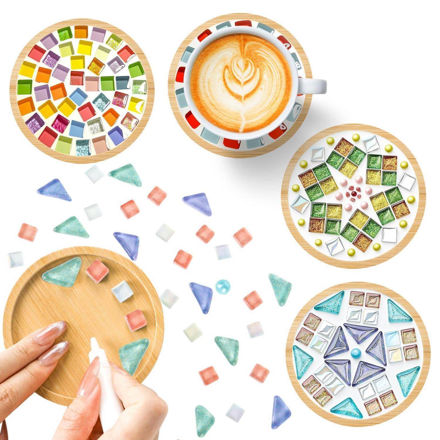 Hände arrangieren bunte mosaikartige Süßigkeiten auf Holzpräsentatellern, mit einer Latte-Art-Kaffeetasse inmitten der Designs.