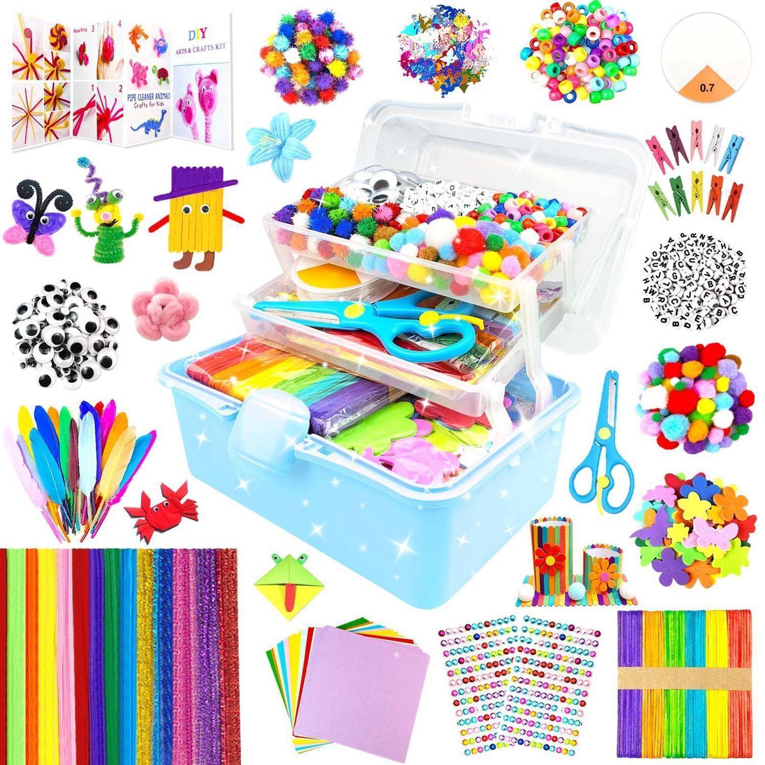 Buntes Bastelset in einem blauen Aufbewahrungskoffer mit Pompons, Pfeifenreinigern, Federn, Wackelaugen, Perlen, Schere und Papier für Kinderkunstprojekte.