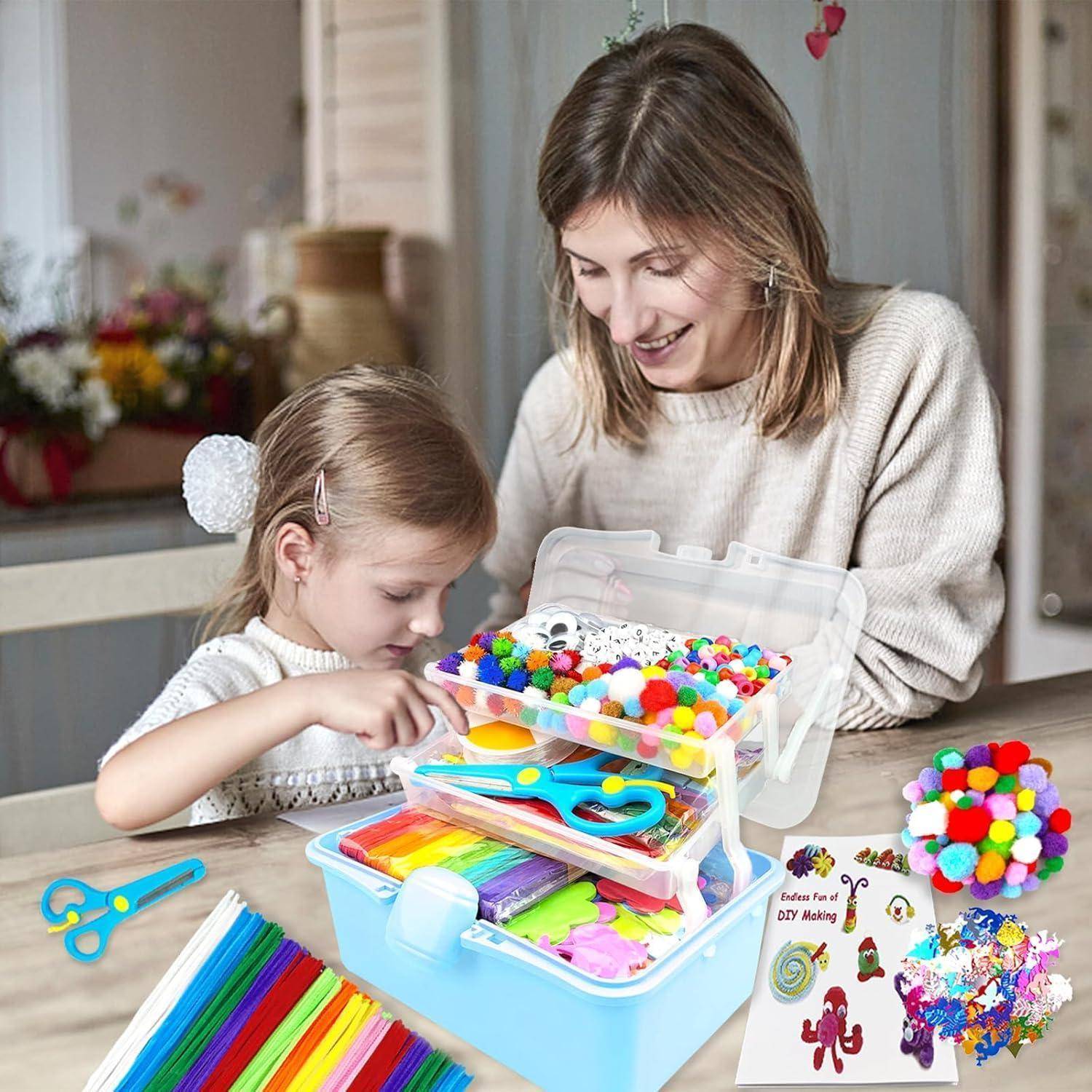 Eine Frau und ein kleines Mädchen sitzen an einem Tisch und öffnen ein Bastelset mit bunten Pompons, Scheren, Pfeifenreinigern und Aufklebern.