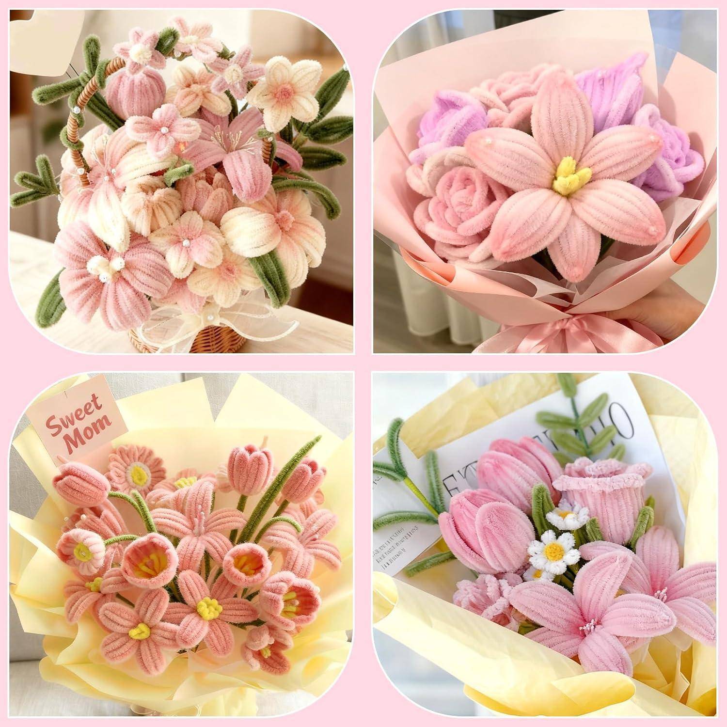 Vier Sträuße aus rosa gehäkelten Blumen mit grünen Blättern und Bandumwicklung, einschließlich einer Karte mit der Aufschrift "Sweet Mom"".