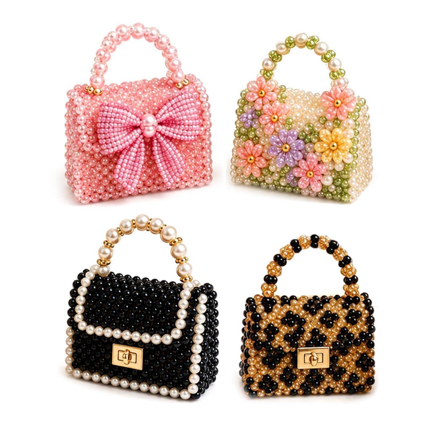 Vier kleine perlenbesetzte Handtaschen auf weißem Hintergrund: rosafarbene Schleifentasche, Pastell-Blumentasche, Schwarz-Weiß-Tasche und Schwarz-Gold-Blumentasche.