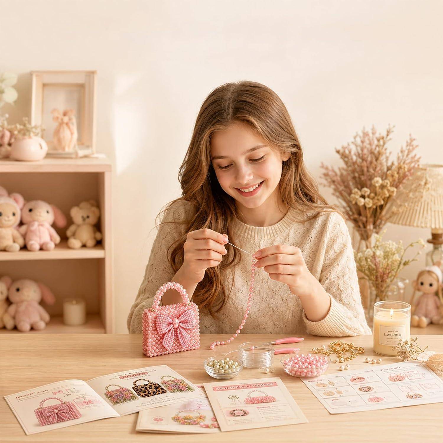 Junges Mädchen, das lächelt, während es rosa Perlen aufzieht, um eine Perlentasche herzustellen, mit Bastelmaterialien und Musterblättern auf einem Tisch in einem gemütlichen Raum.