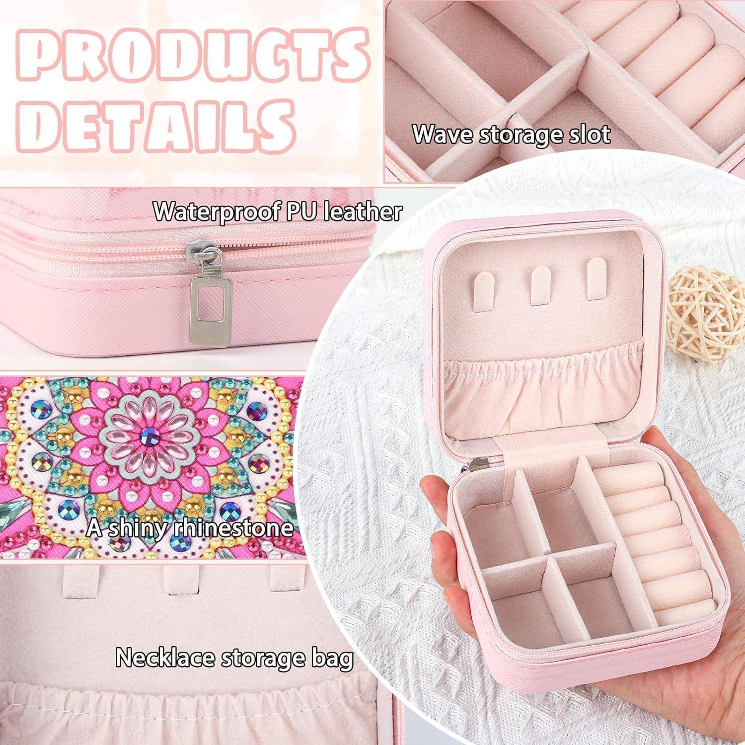 Rosa verschließbare Schmuckschatulle mit Fächern, Ringschlitzen, Taschenformat für Halsketten und wasserdichtem PU-Leder; zeigt Produktdetails und Wellenspeicherplatz.