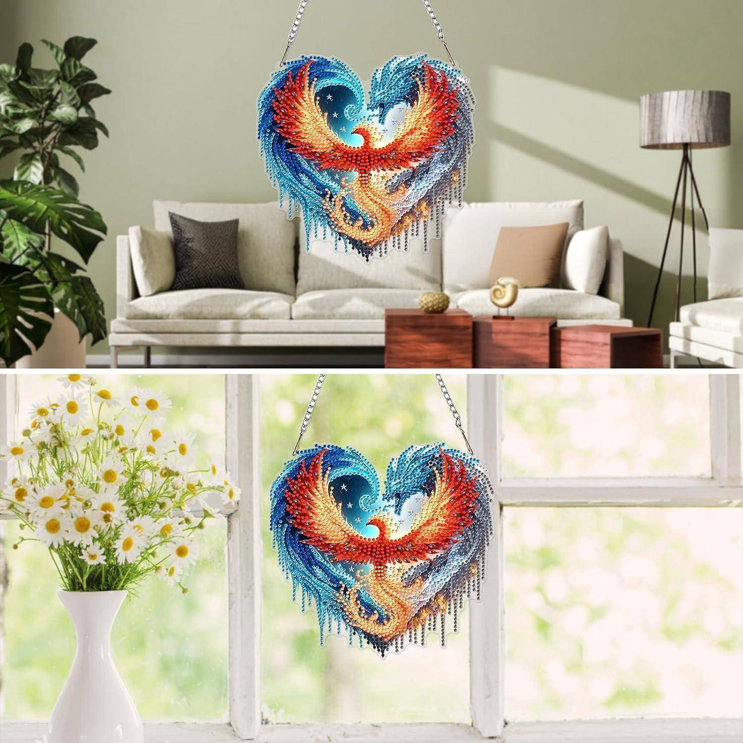 Herzförmige bunte Perlen-Wanddekoration in Form eines Phönix, ausgestellt in einem Wohnzimmer neben einem hellen Fenster.