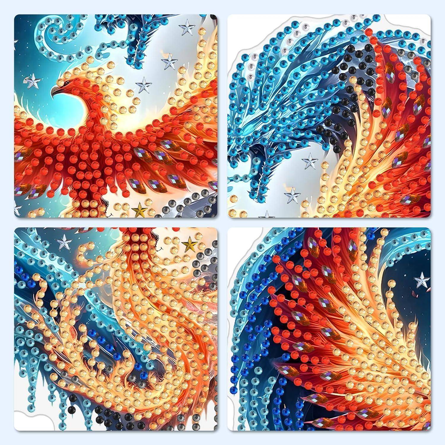Vier abstrakte quadratische Paneele zeigen wirbelnde blau-, rot- und goldfarben Pailletten-ähnliche Muster, die phönix- oder drachenähnliche Formen bilden.