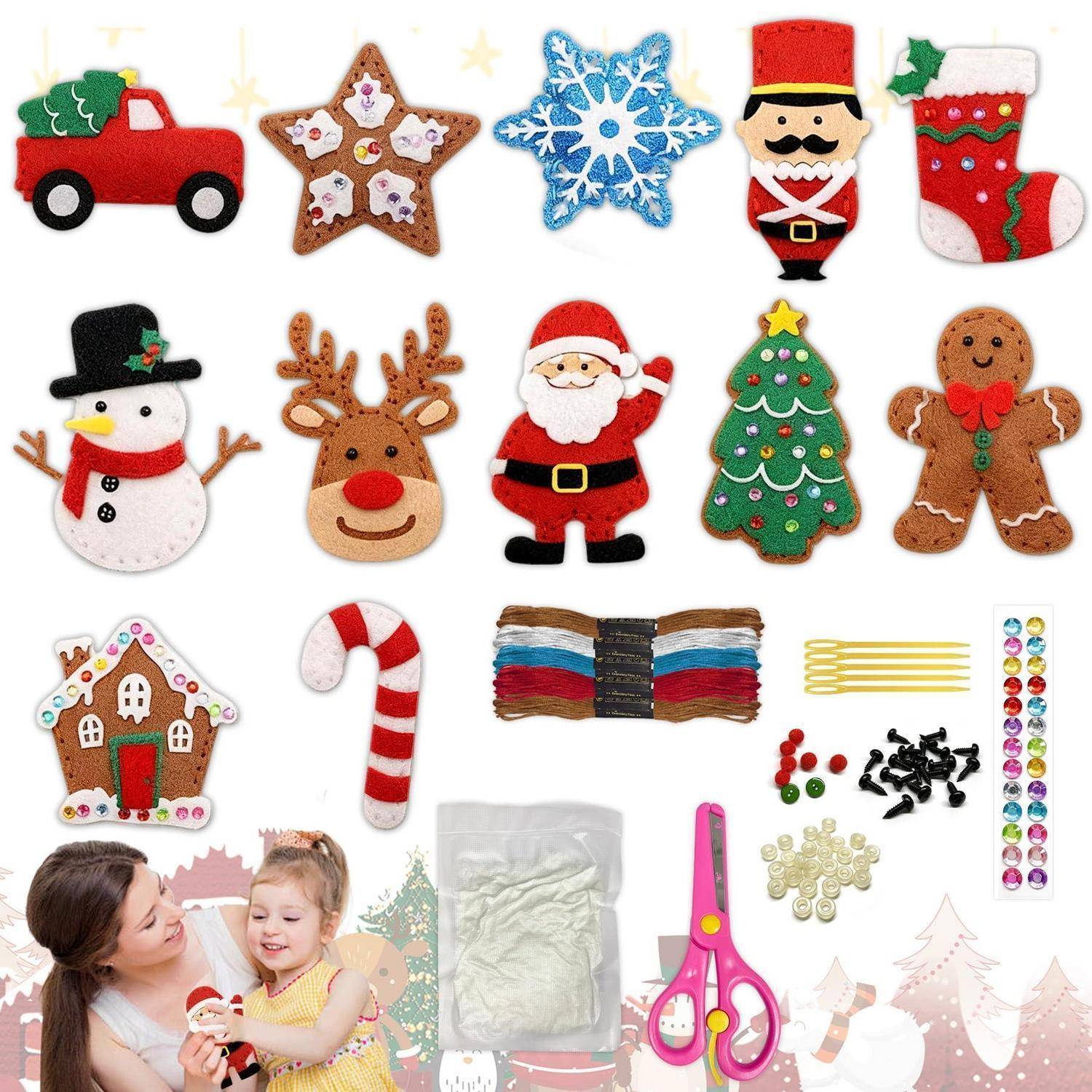 Weihnachtsbastelset mit Filzdekorationen: Auto, Sterne, Schneeflocke, Nussknacker, Strumpf, Schneemann, Rentier, Weihnachtsmann, Baum, Lebkuchenmann, Haus, Zuckerstange, Bänder, Schere, Perlen und eine Mutter und ein Kind beim Basteln.