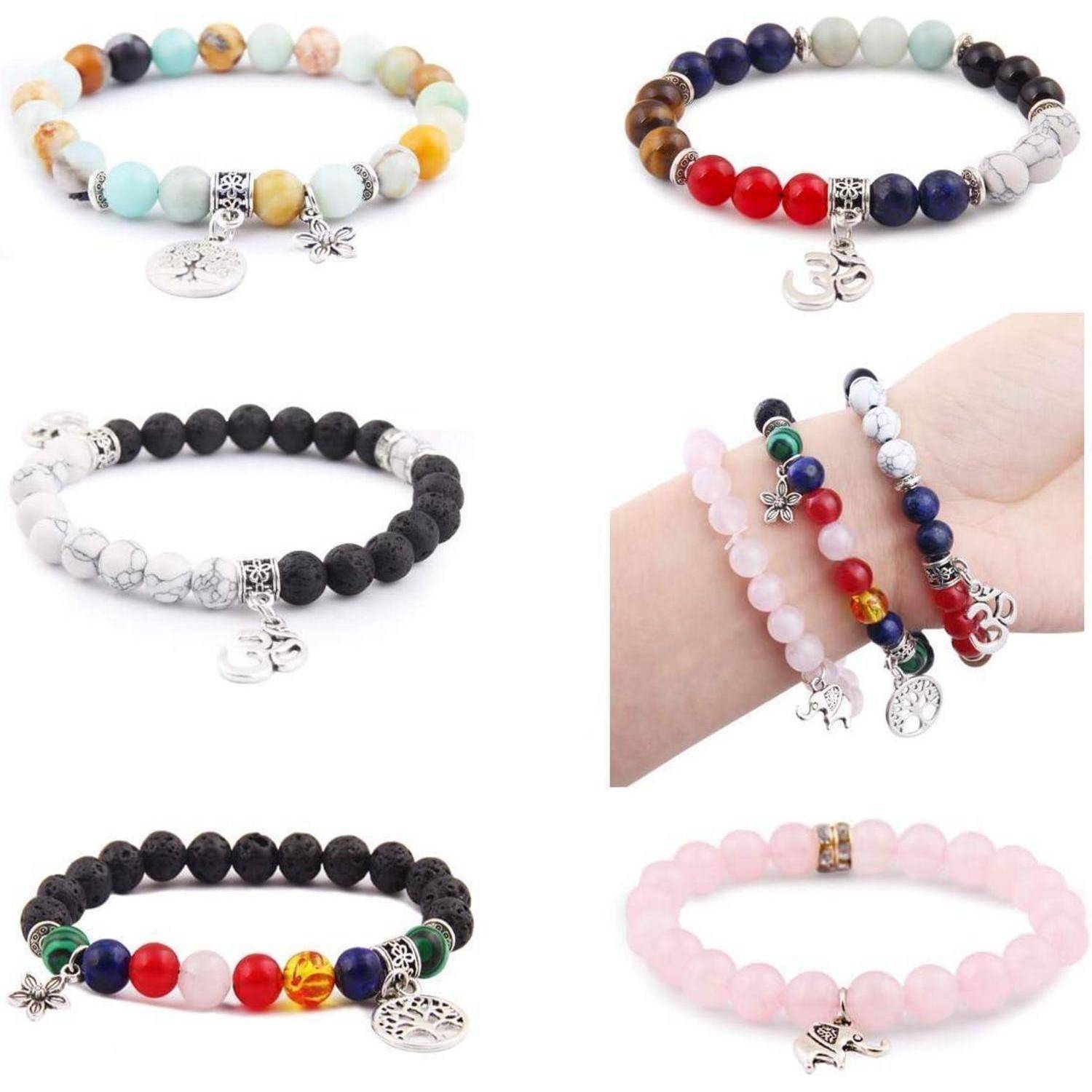 Collage aus Perlchen-Charm-Armbändern in mehreren Farben und Stilen, einzeln gezeigt und gestapelt am Handgelenk getragen.