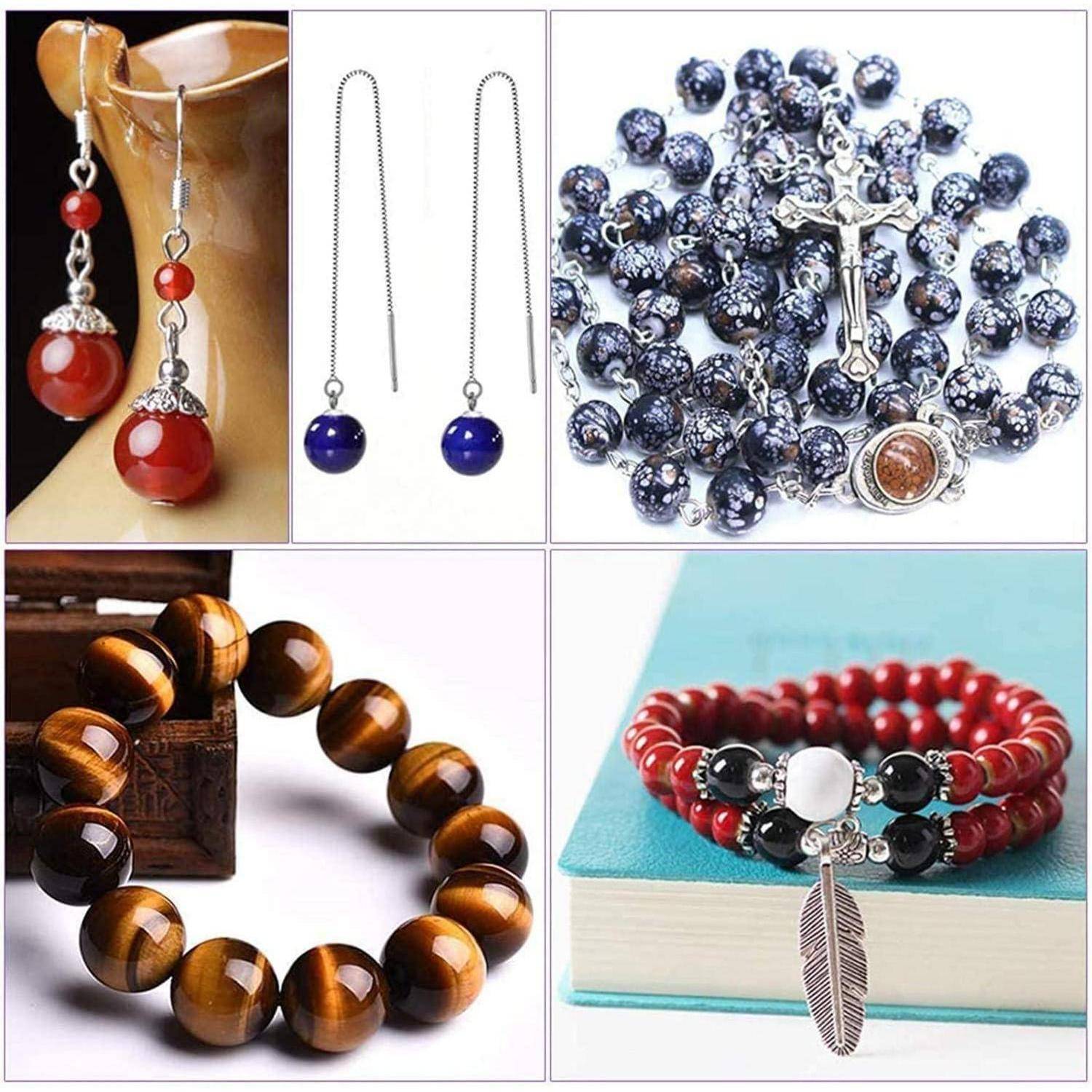 Collage aus vier Schmucksets: rote Hängeohrringe, blaue Tropfenohrringe, ein perlenbesetztes Rosenkranz-Armband mit Kruzifix und zwei perlenbesetzte Armbänder mit einem Federanhänger.