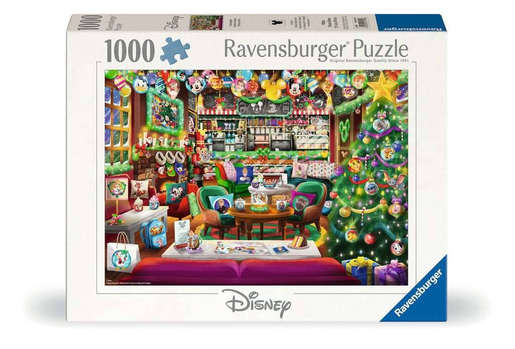 Ravensburger Disney 1000er-Puzzel mit einer Schachtel, die ein farbenfrohes festliches Weihnachtszimmer zeigt, mit geschmücktem Baum, Geschenken und Mickey-Motiv-Ornamenten.