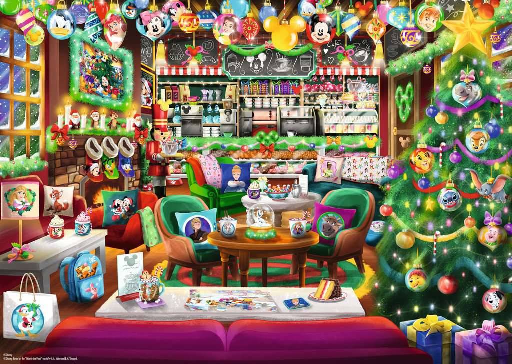Festlich gestaltetes Disney-Wohnzimmer, das für Weihnachten dekoriert ist, mit einem beleuchteten Baum, Mickey-Ornamenten, eingepackten Geschenken und farbenfroher Feiertagsdekoration.