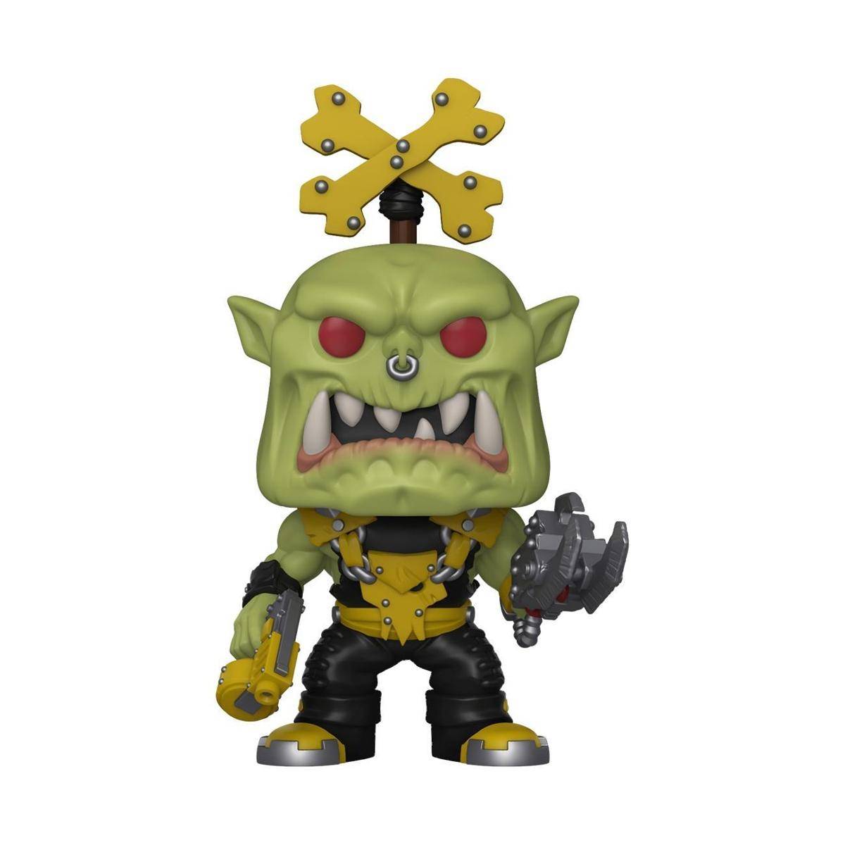 Eine stilisierte grüne Monsterfigur mit roten Augen und scharfen Zähnen, die eine gelbe Waffe und eine graue Krallenbande hält, auf weißem Hintergrund.