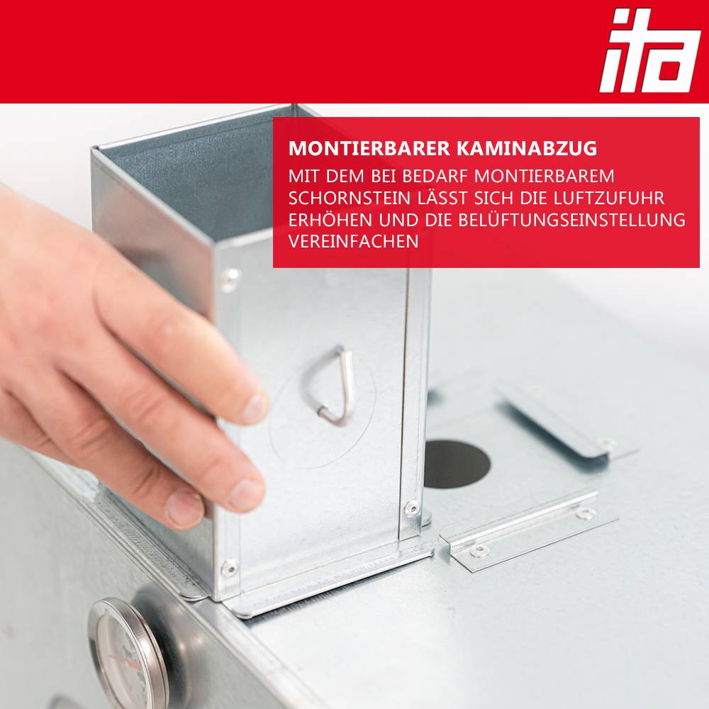 Hand verstellt einen Metallschornsteinrohr an einem Edelstahlherd; deutscher Text besagt, dass ein montierbares Rohr die Luftzufuhreinstellung vereinfacht.