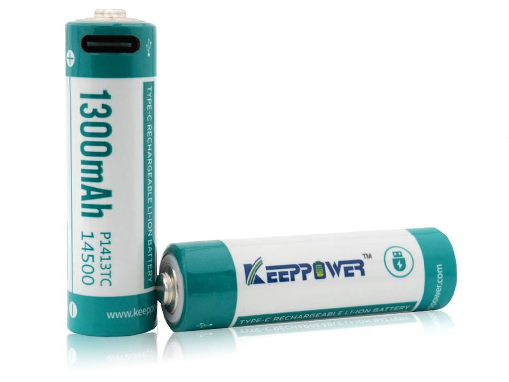 Zwei türkise wiederaufladbare AA-Batterien mit der Aufschrift „1300mAh