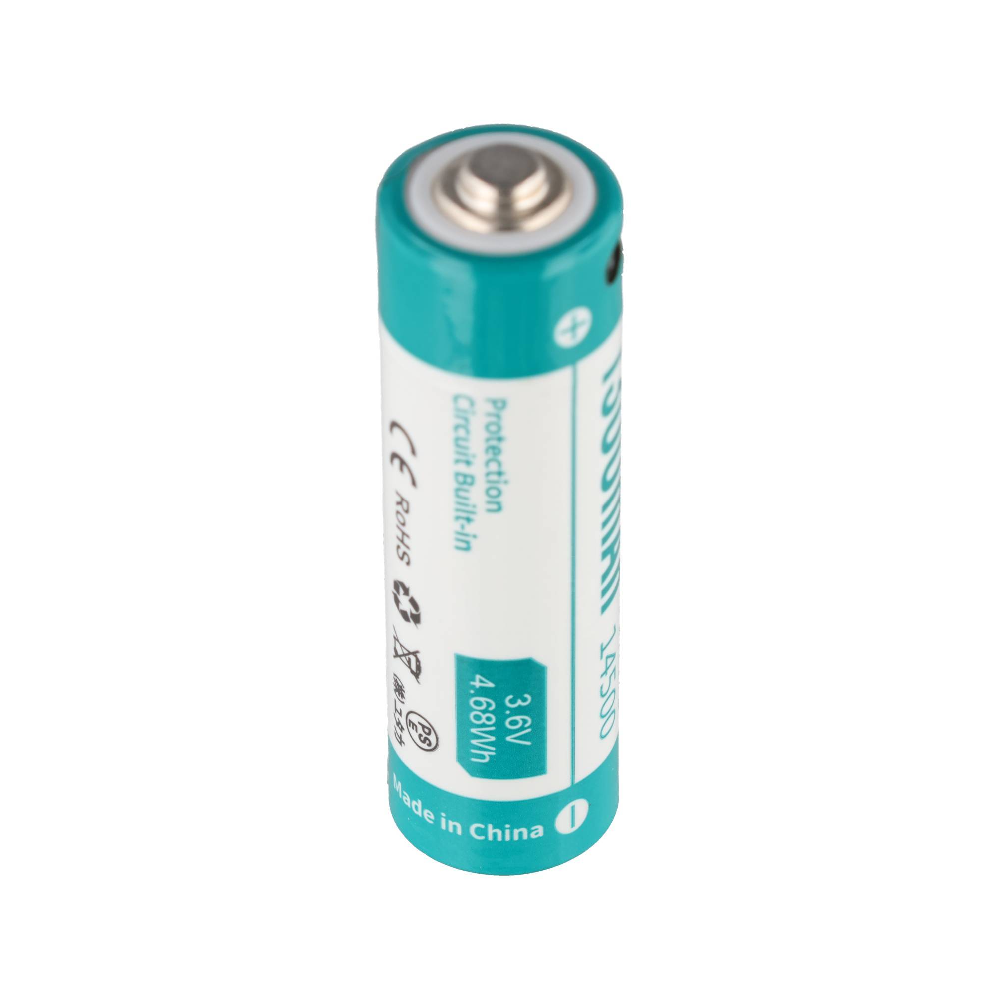 Einzelne blaugrün-weiße zylindrische wiederaufladbare Batterie mit gekennzeichnetem Schutzschaltkreis und 3,6 V 4,68 Wh Markierungen auf weißem Hintergrund.