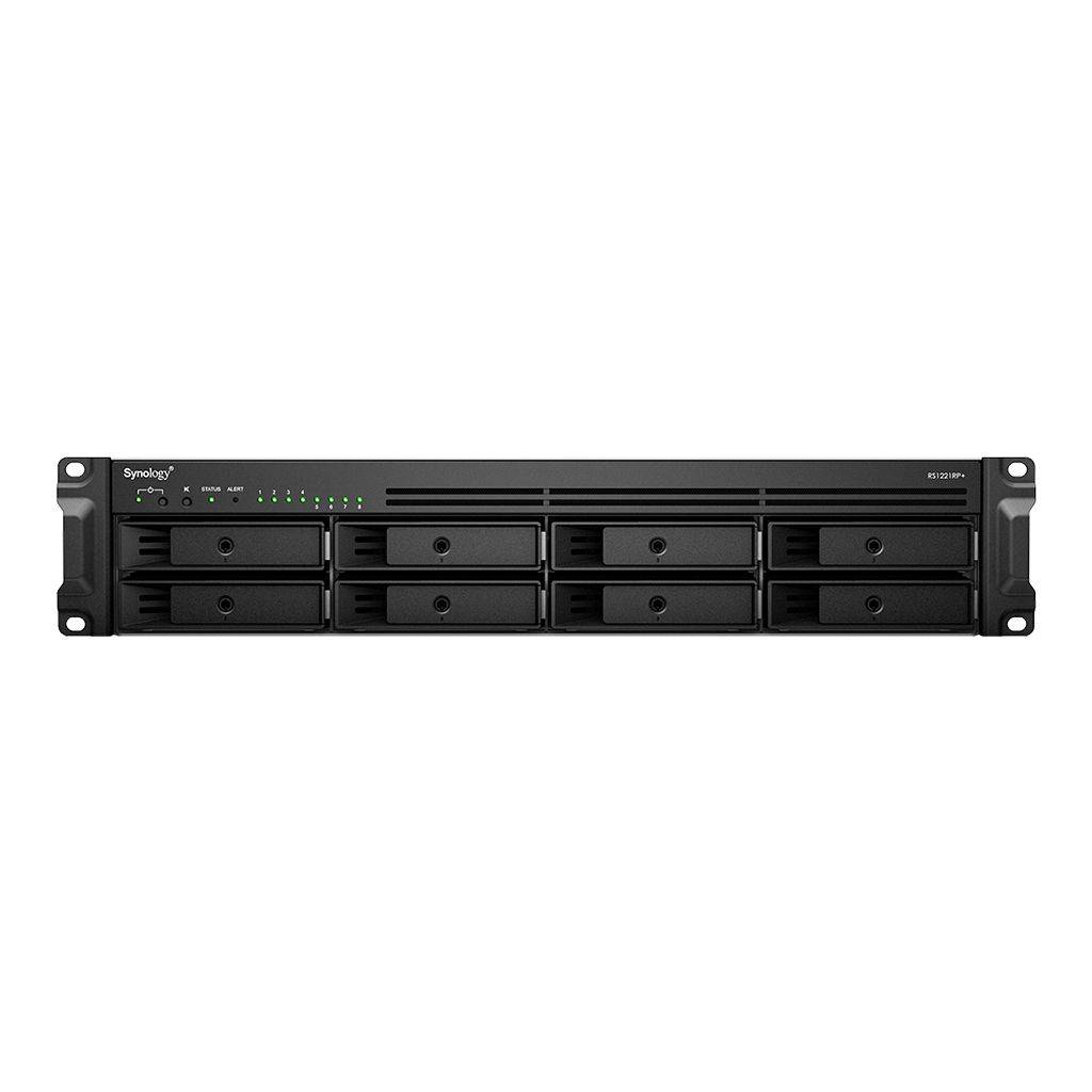 Schwarzer Synology-Rack-Speicherserver mit acht vorderen Antriebsschächten und Statusleuchten auf weißem Hintergrund.