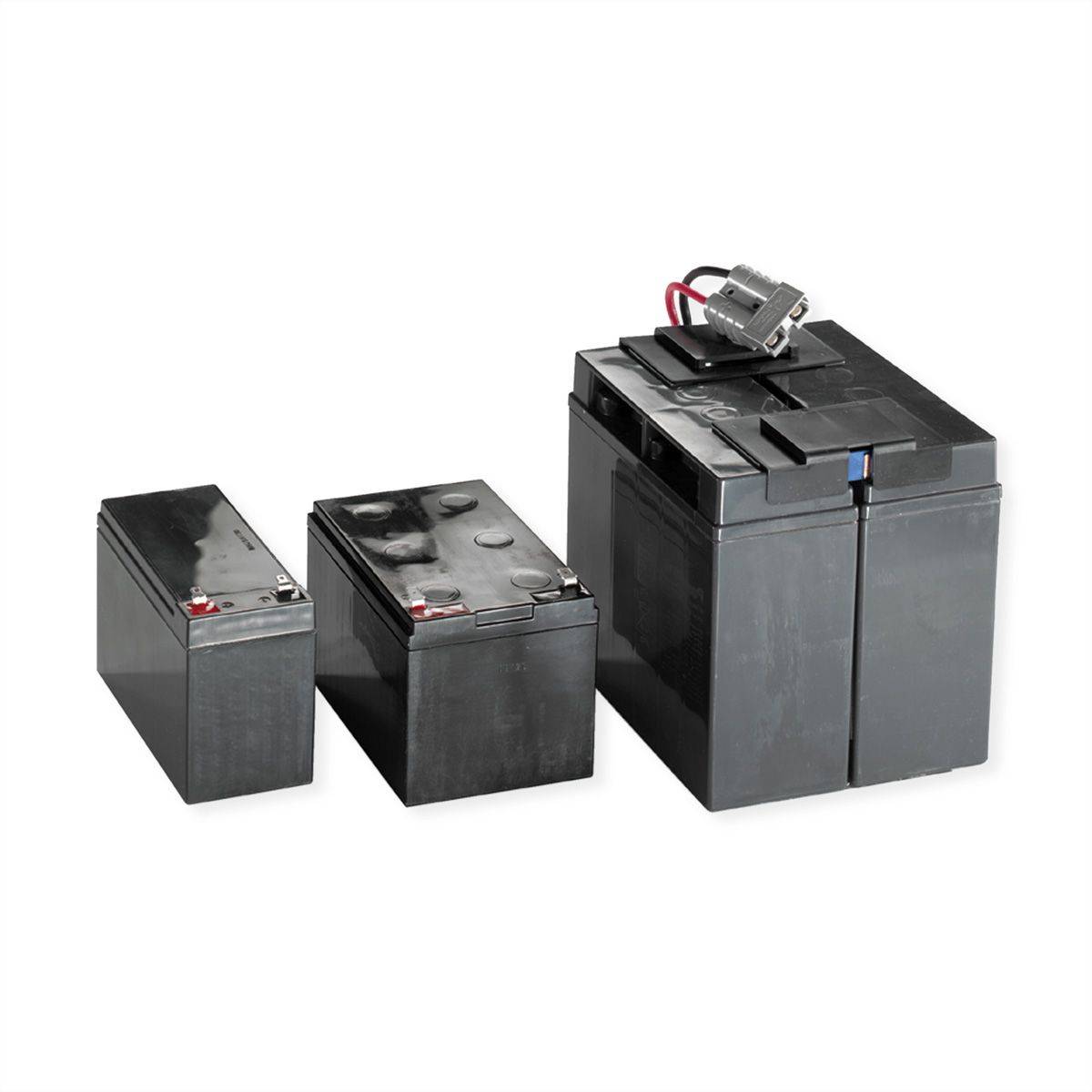 Drei schwarze wiederaufladbare Batterien verschiedener Größen, wobei die größte Batterie befestigte Drähte und einen Stecker oben aufweist.