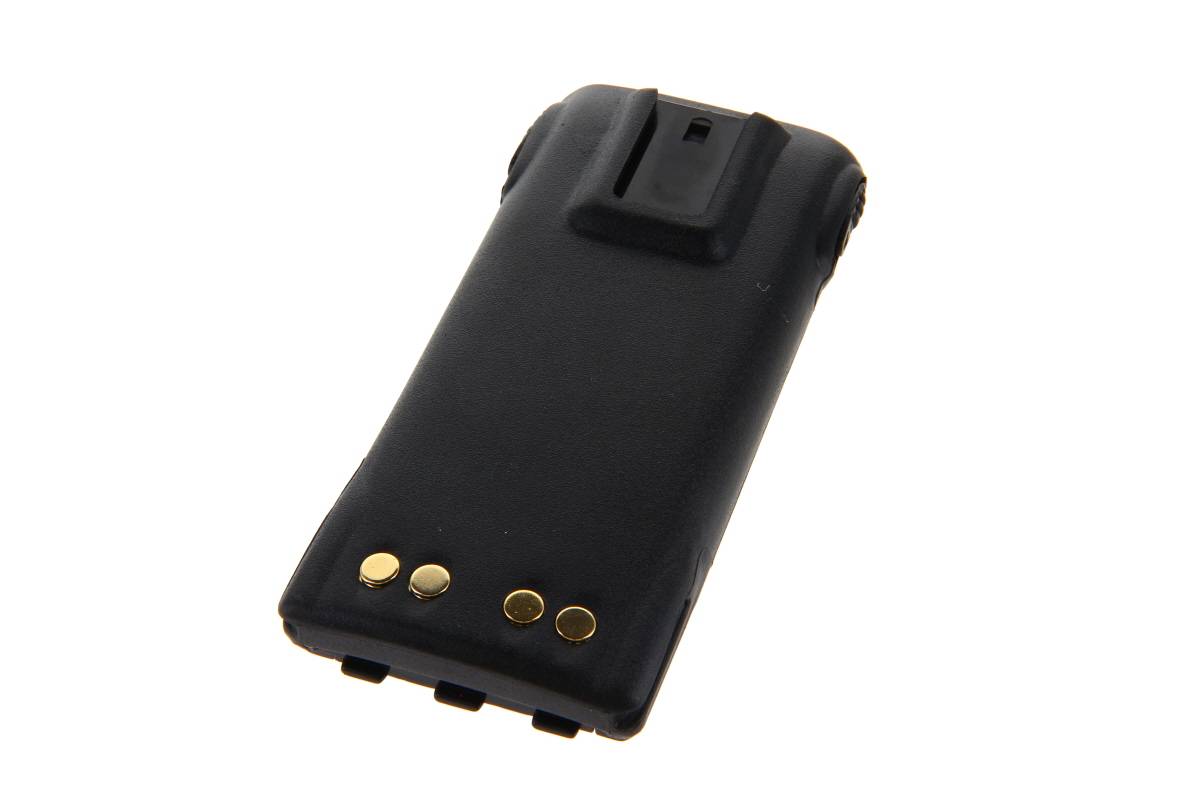 Schwarze Smartphone-Batterie in schräger Perspektive auf weißem Hintergrund, mit sichtbaren goldfarbenen Kontaktpunkten am unteren Ende.