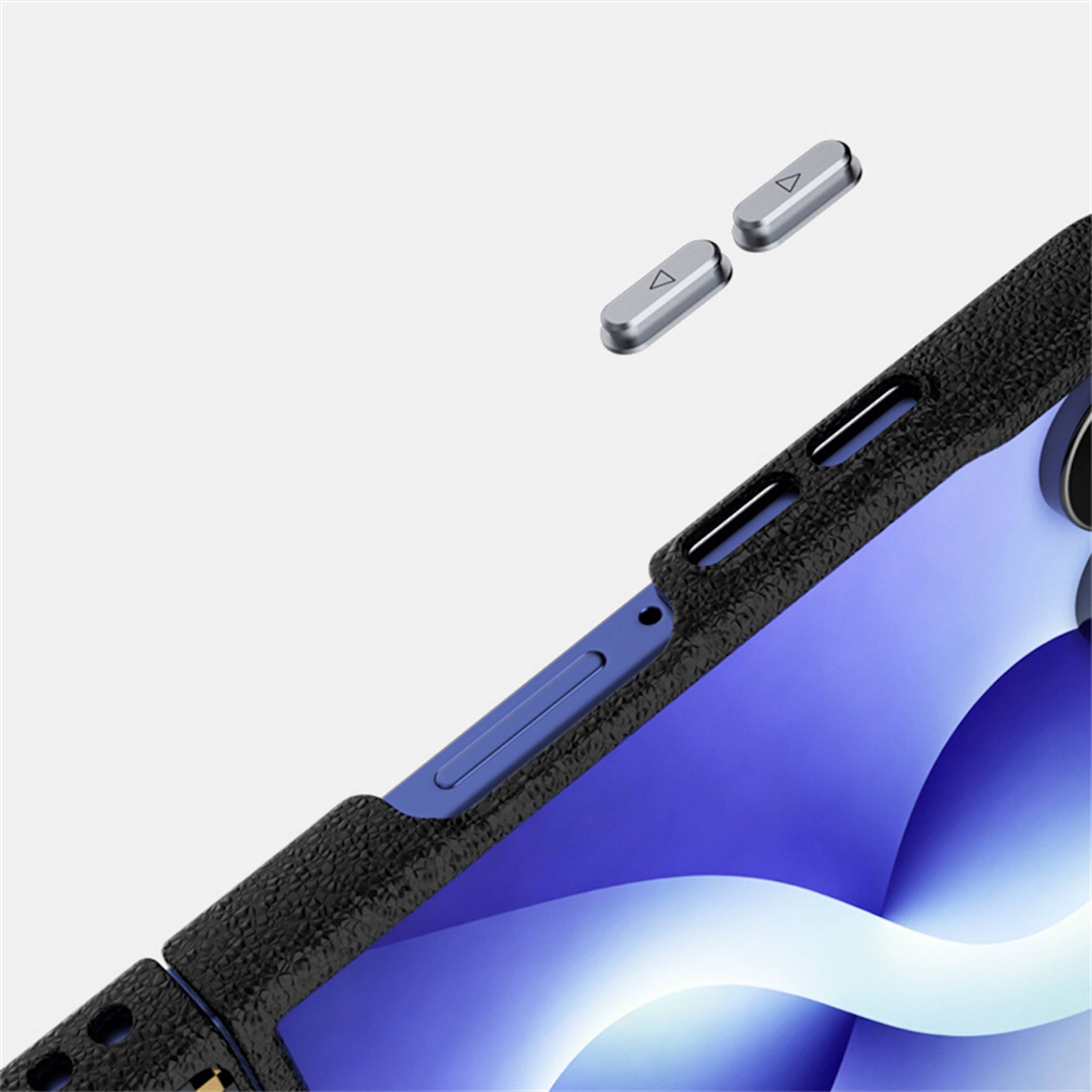 Nahaufnahme eines Tablets in einem robusten schwarzen Gehäuse mit zwei schwebenden Metallschutzabdeckungen für Tasten, die zur Ausrichtung oder Installation positioniert sind.