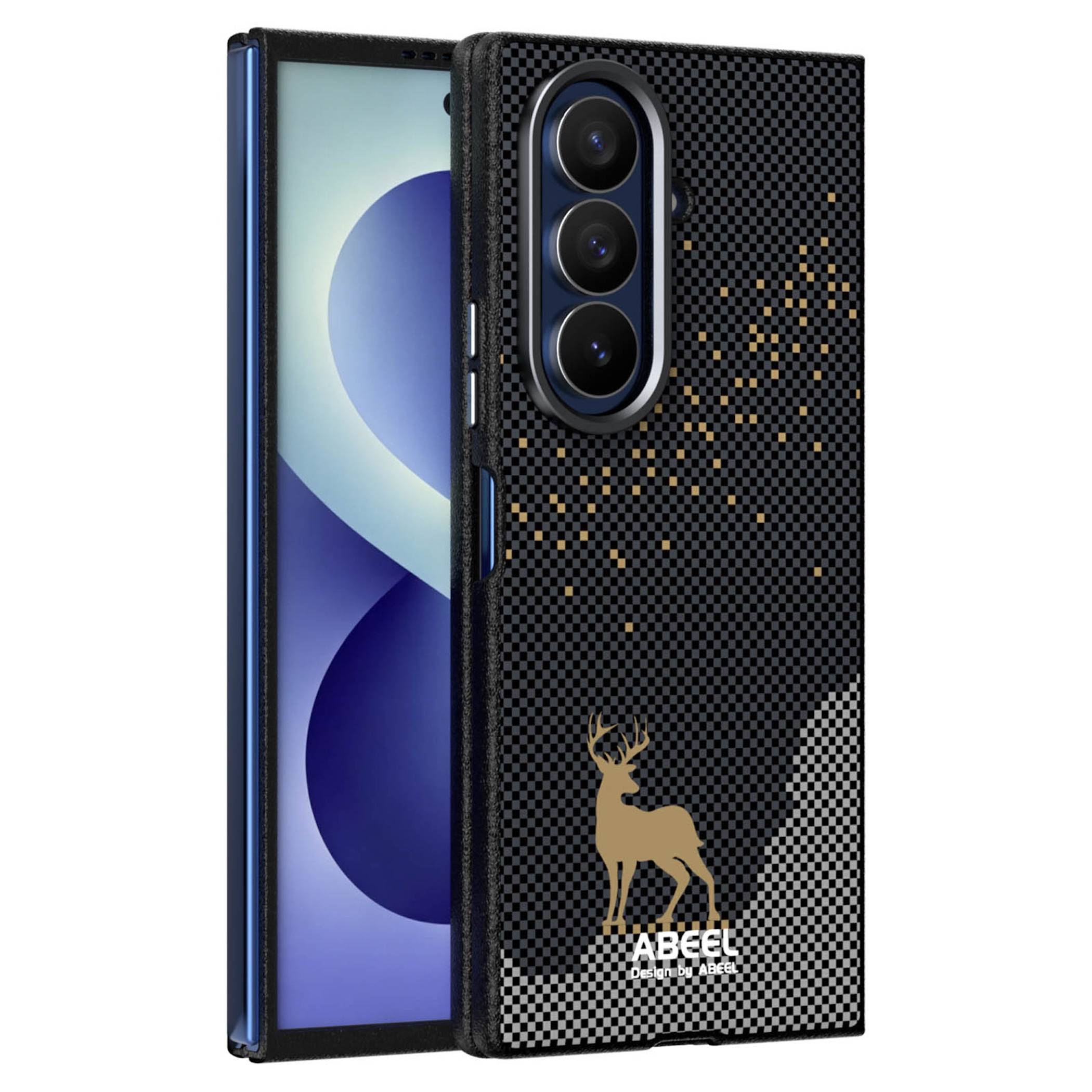 Ein Smartphone in einem schwarzen karierten Etui mit Hirsch-Logo, von vorne und hinten gezeigt, um das Design und die dreifache Rückkamera hervorzuheben.