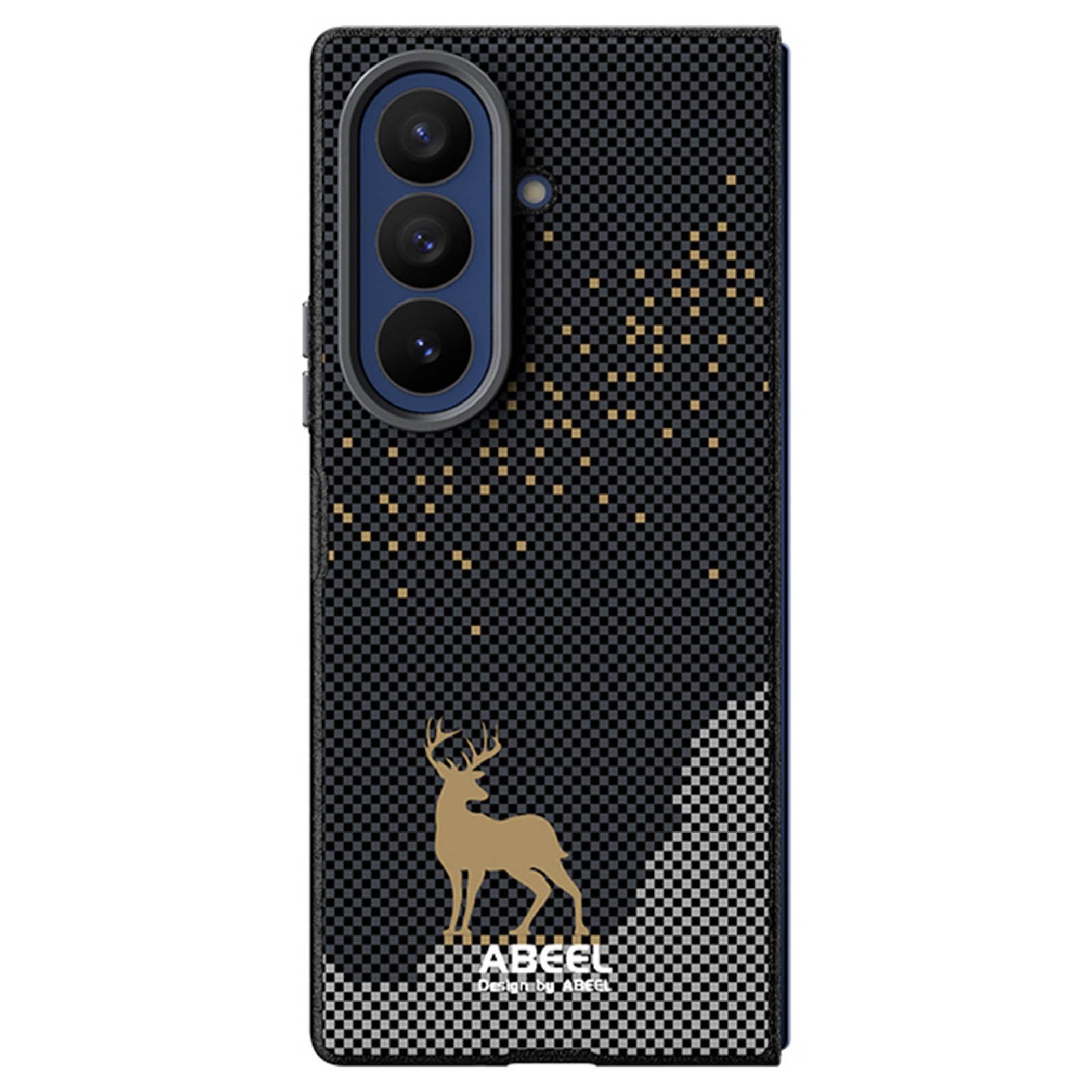 Schwarze karierte Smartphone-Hülle mit vertikalem Ausschnitt für dreifach Kamera, goldfarbenen Pixel-Akzenten und goldfarbenem Hirsch-Logo über dem Text 
