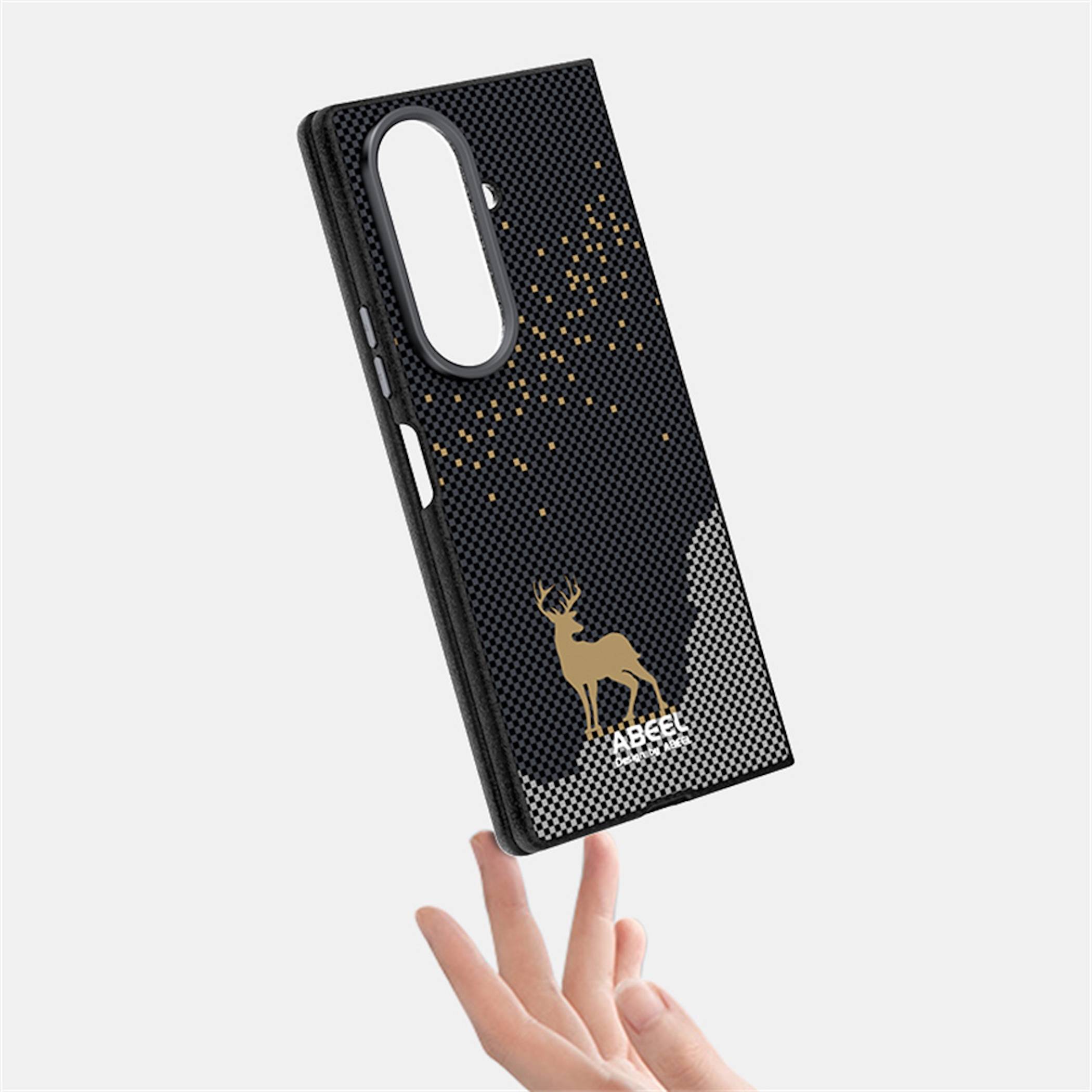 Schwarze strukturierte Smartphonehülle mit goldenem Hirsch-Logo und gesprenkeltem Muster, schwebend über einer Hand auf weißem Hintergrund dargestellt.