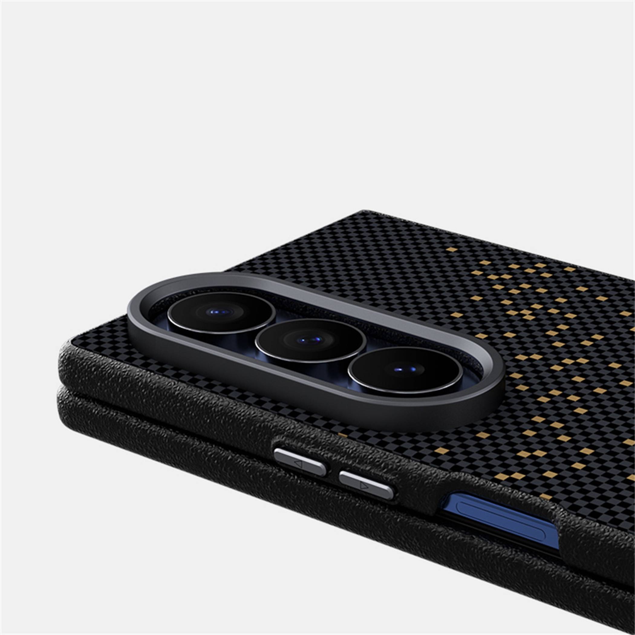 Nahaufnahme einer Smartphone-Hülle mit Kohlefaser-Muster, erhabener Triple-Kamera-Aussparung, Seitentasten und blauer Anschlussöffnung.