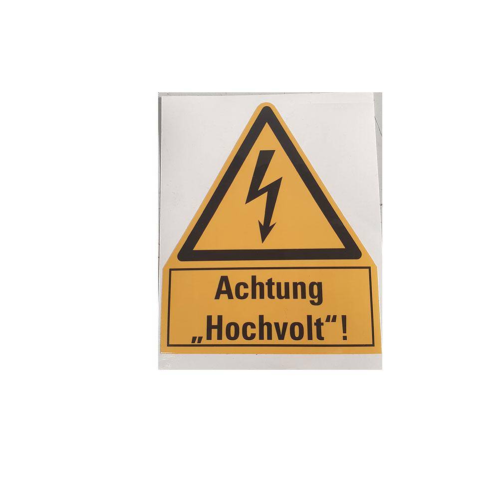 Gelbes Warnschild mit schwarzem Blitzzeichen und deutschem Text „Achtung Hochvolt!