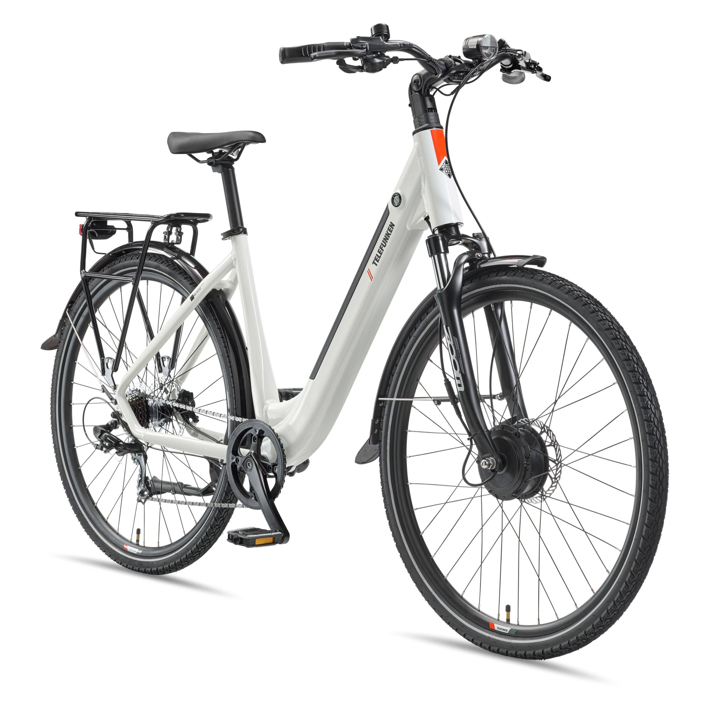 Weißes Elektrofahrrad mit Tiefsteiger-Rahmen, hinterer Gepäckträger, Schutzblechen und vorderem Nabenmotor auf einfachem weißem Hintergrund.