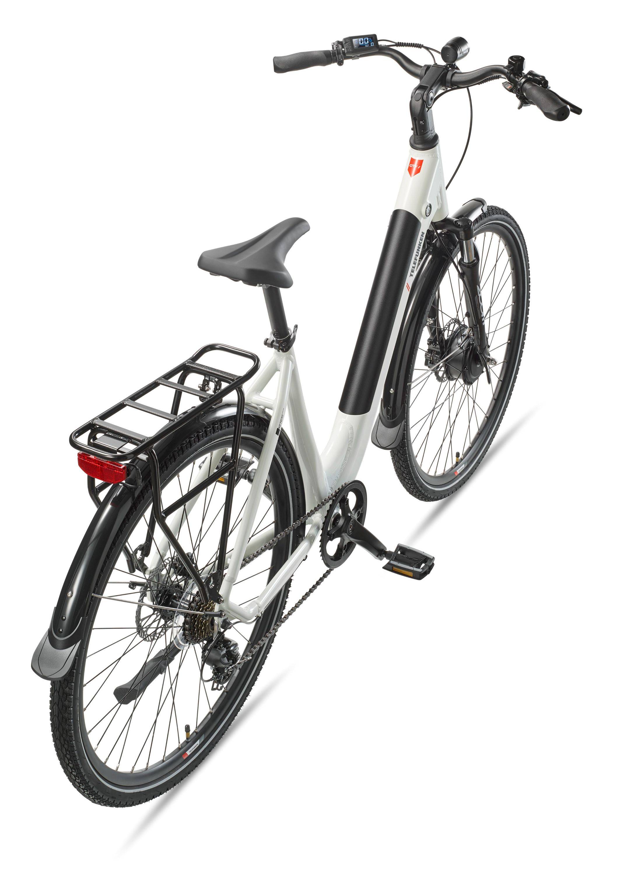 Weißes elektrisches Stadtfahrrad mit hinterem Gepäckträger, Schutzblechen und tiefeinsteigender Rahmenkonstruktion vor neutralem Hintergrund.