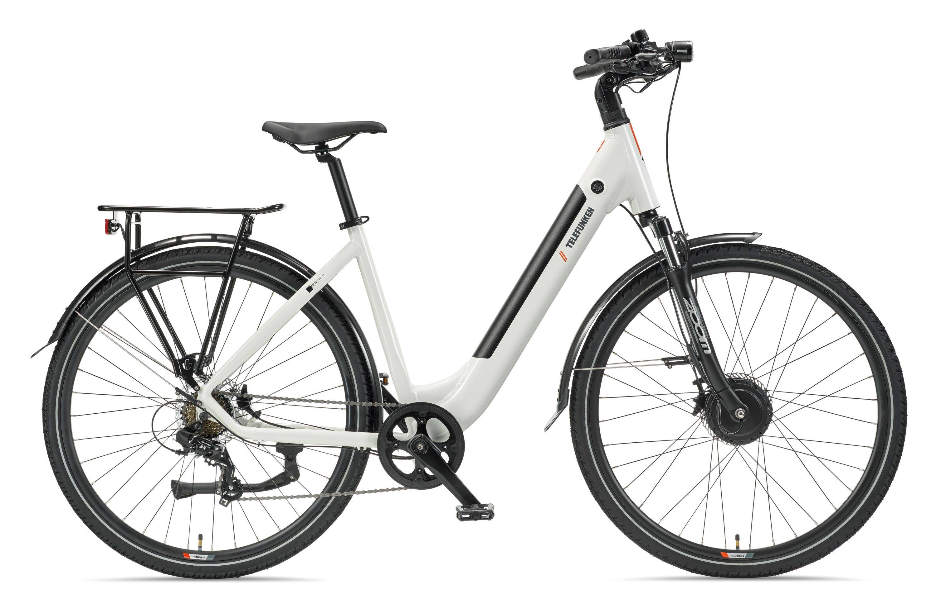 Weißes elektrisches Stadtfahrrad mit Durchstiegrahmen, Gepäckträger hinten, Vorderfederung, Schutzblechen und integriertem Akku, in Seitenansicht auf weißem Hintergrund dargestellt.