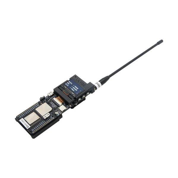 Elektronische Leiterplatte mit einer langen Antenne, die ein Funkkommunikationsmodul auf weißem Hintergrund zeigt.