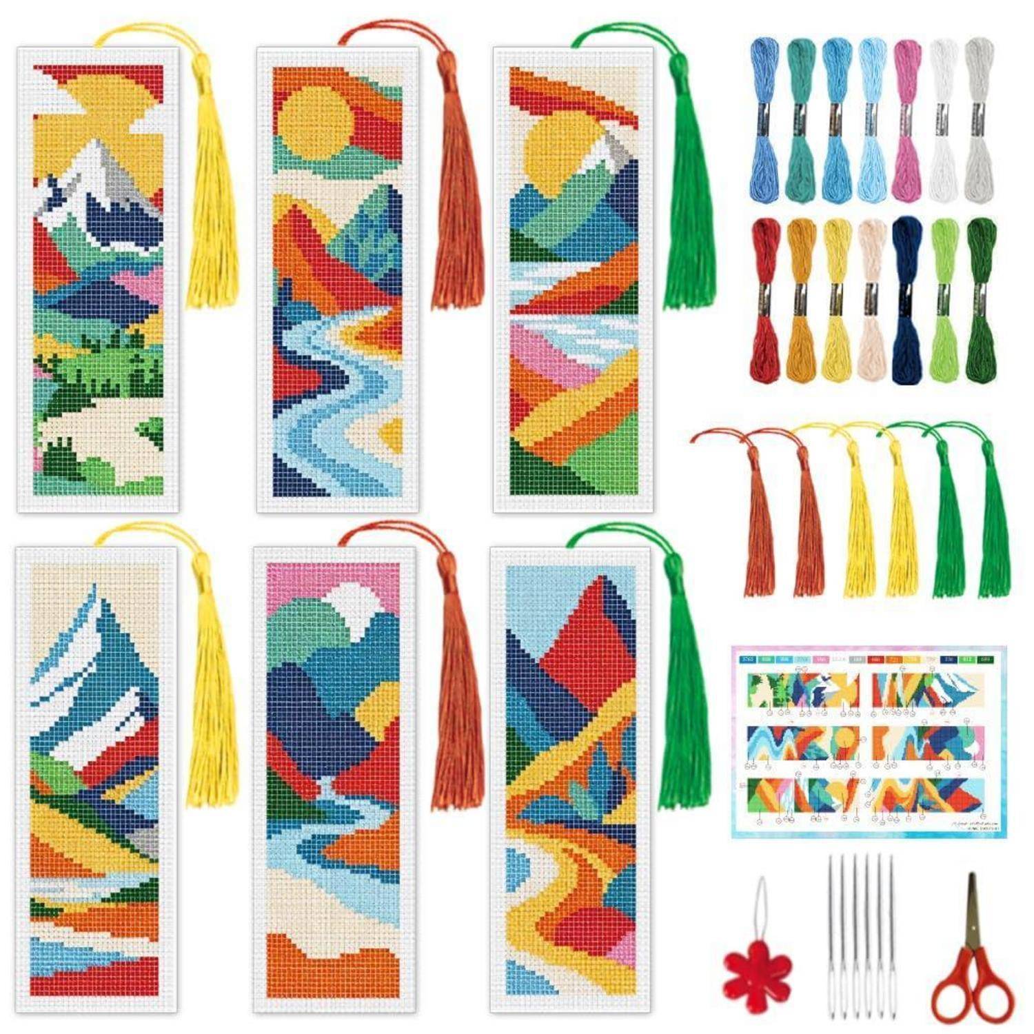 Buntes Kreuzstich-Lesezeichen-Set mit sechs geometrischen Landschaftsdesigns, passenden Quasten, Fadenschpulen, Nadeln, Schere und einem Musterblatt.