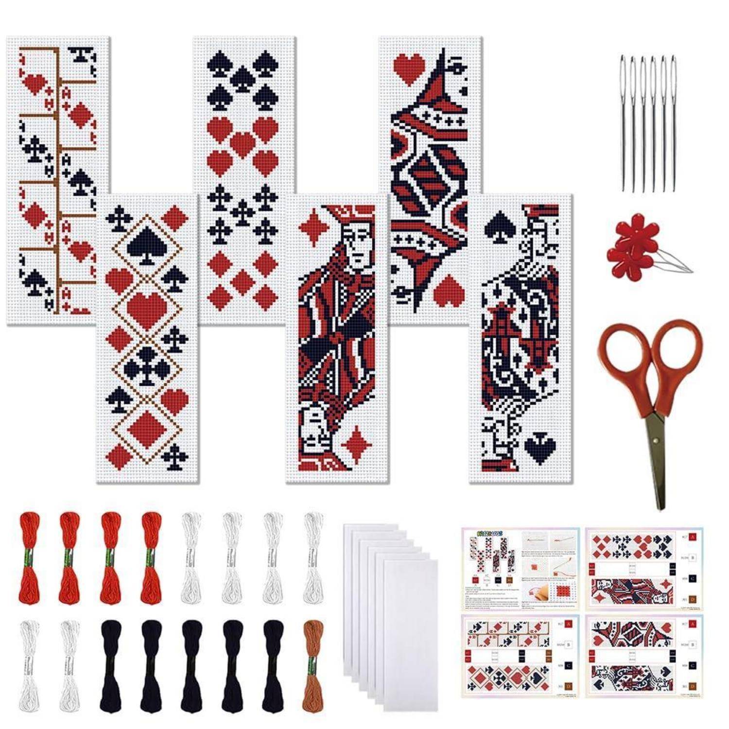 Ein Kreuzstich-Set für Lesezeichen mit Spielkarten-Motiven, mit fertigen Beispielen, Floskeln, Nadeln, Schere, Filzblume, Rückblätter und Anleitungsblättern.