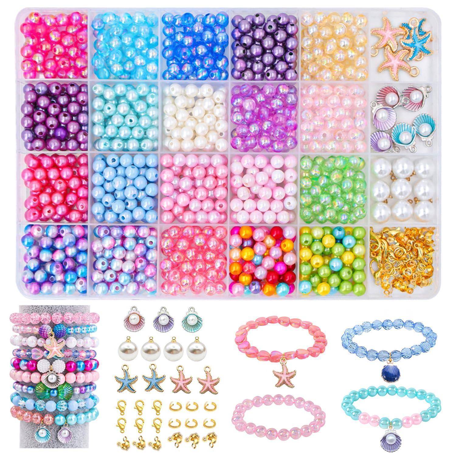 Buntes Perlen- und Charm-Bastelset mit organisierten Behältern voller verschiedener Perlen, Seestern-Charms, Ringe, Verschlüsse und fertigen Perlenbändern.