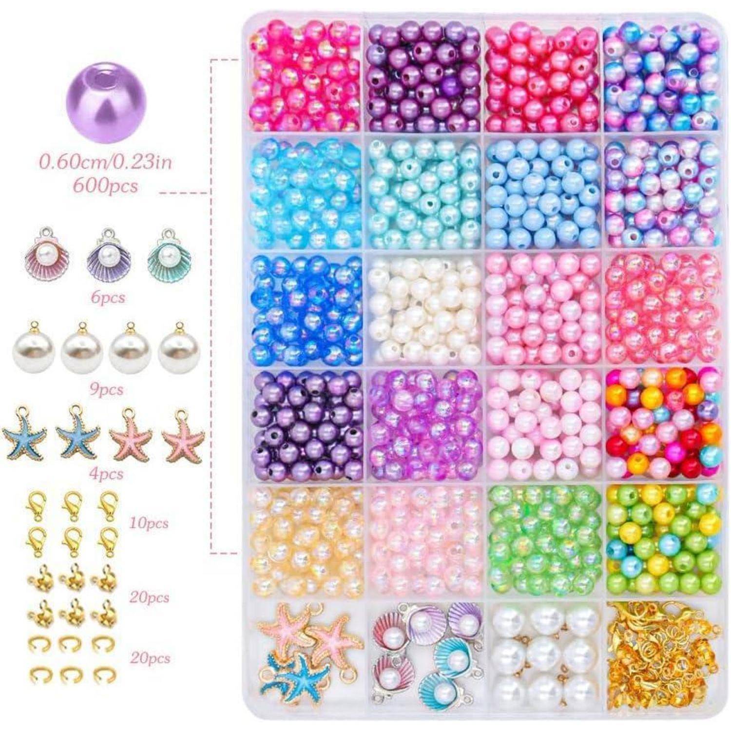 Sortierter Satz aus Kunstperlen und Schmuckanhängern, einschließlich 600 violetter Perlen und mehrerer kleiner Packungen farbiger Perlen, Muscheln, Sterne, Verschlüsse und goldener Beschläge.