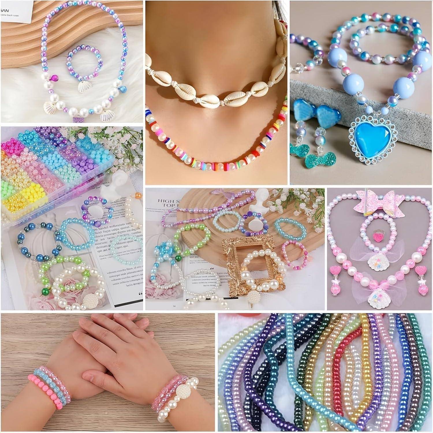 Collage aus buntem selbstgemachtem Perlenschmuck: Halsketten, Armbänder und Halsketten mit Herz-, Schleifer-, Muschel- und Perlenanhängern, die auf Händen und flachen Hintergründen präsentiert werden.