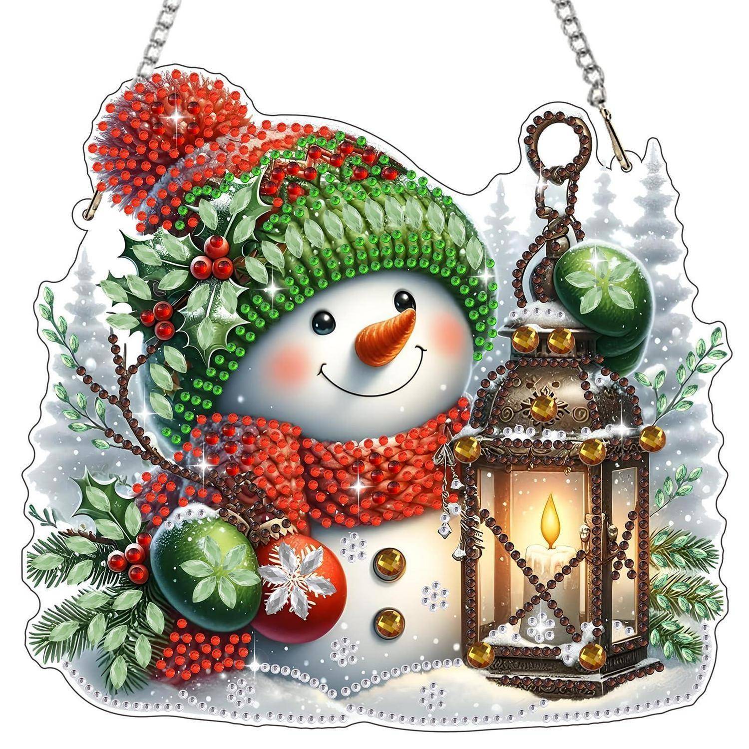Festlicher Schneemann-Schmuck mit einer Laterne, Stechpalme, Beeren und Weihnachtskugeln, hängend an einer Kette.