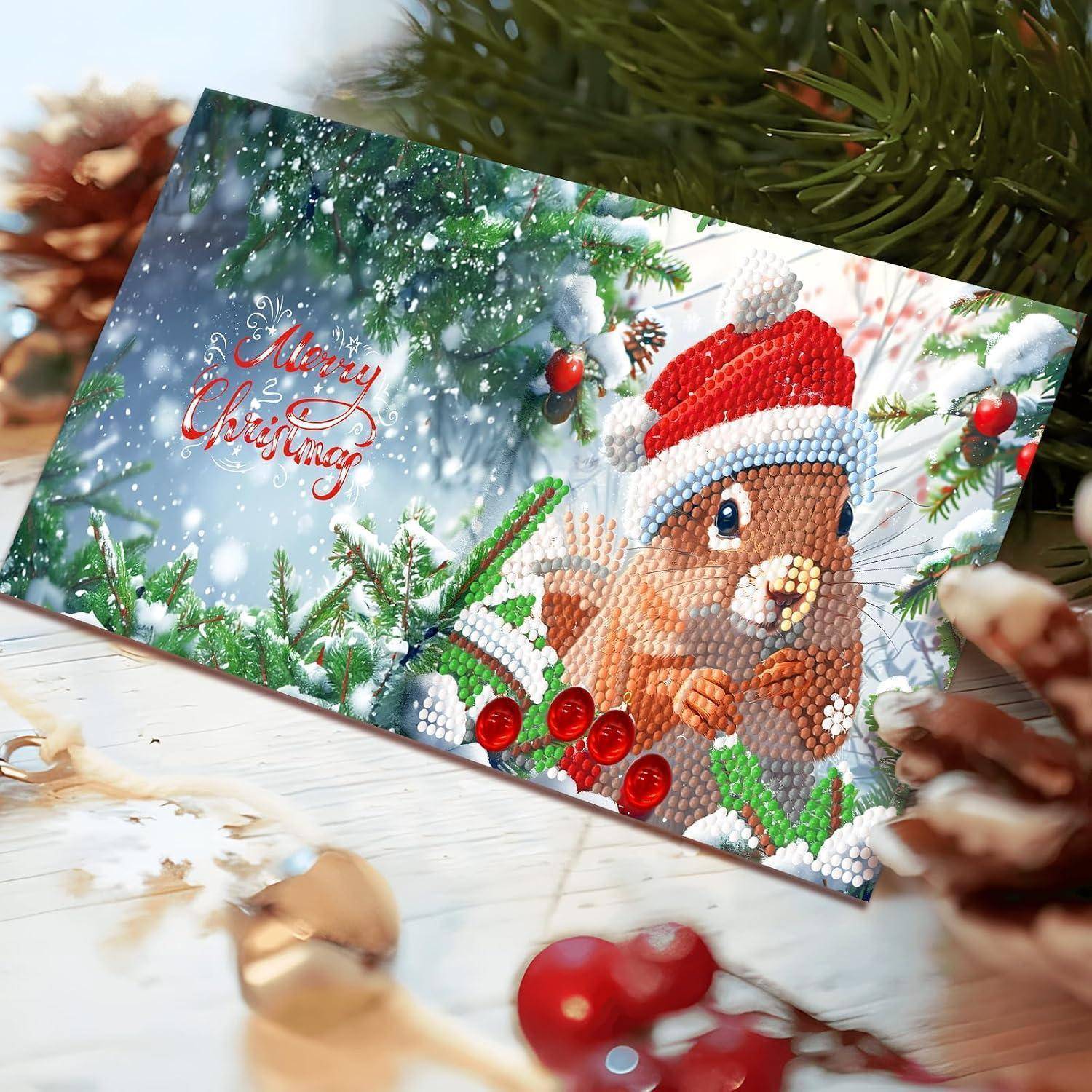 Weihnachtsgrußkarte mit einem Perlenkaninchen in einer Weihnachtsmütze neben dem Text „Frohe Weihnachten