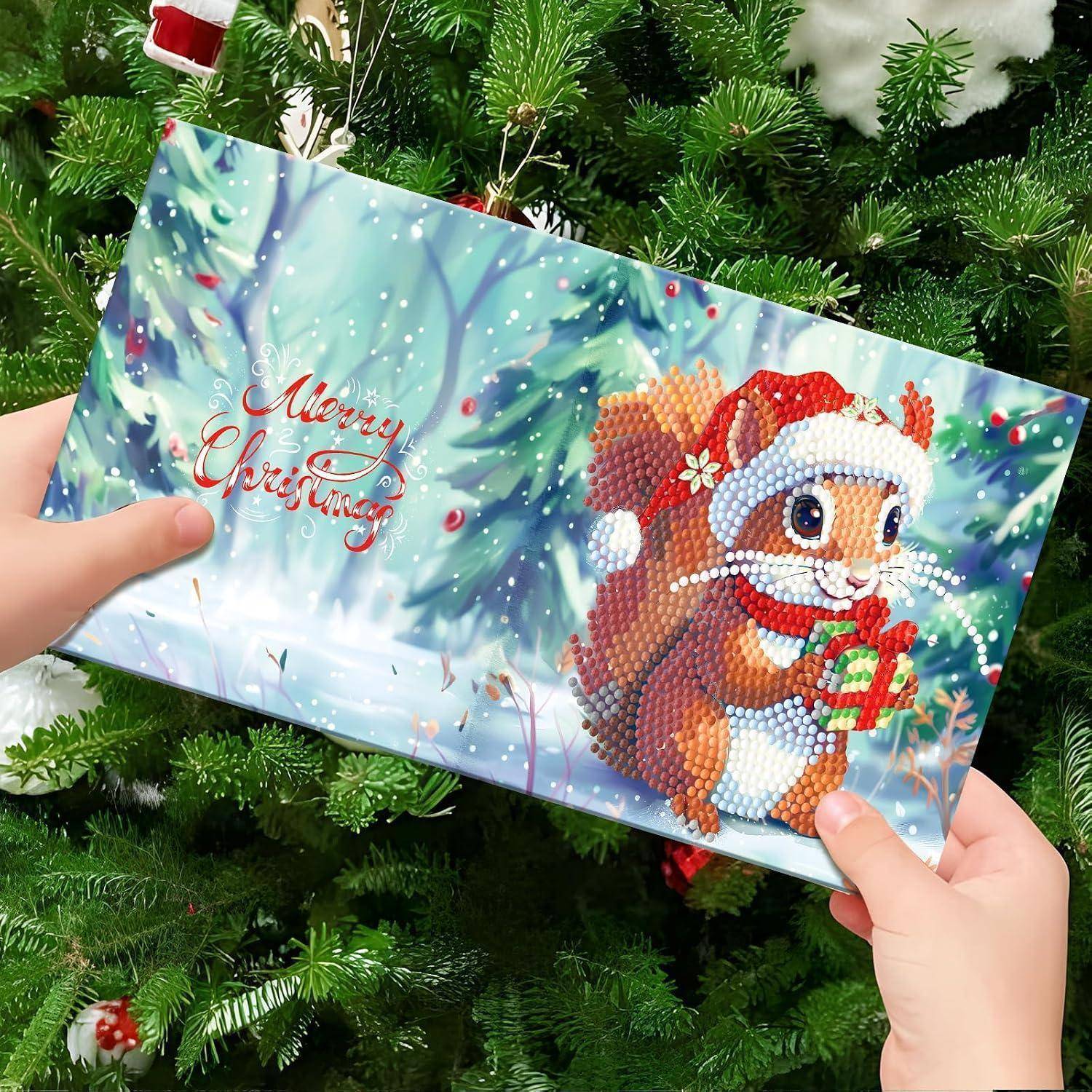 Hände halten eine Weihnachtskarte vor einem Baum; die Karte sagt „Merry Christmas