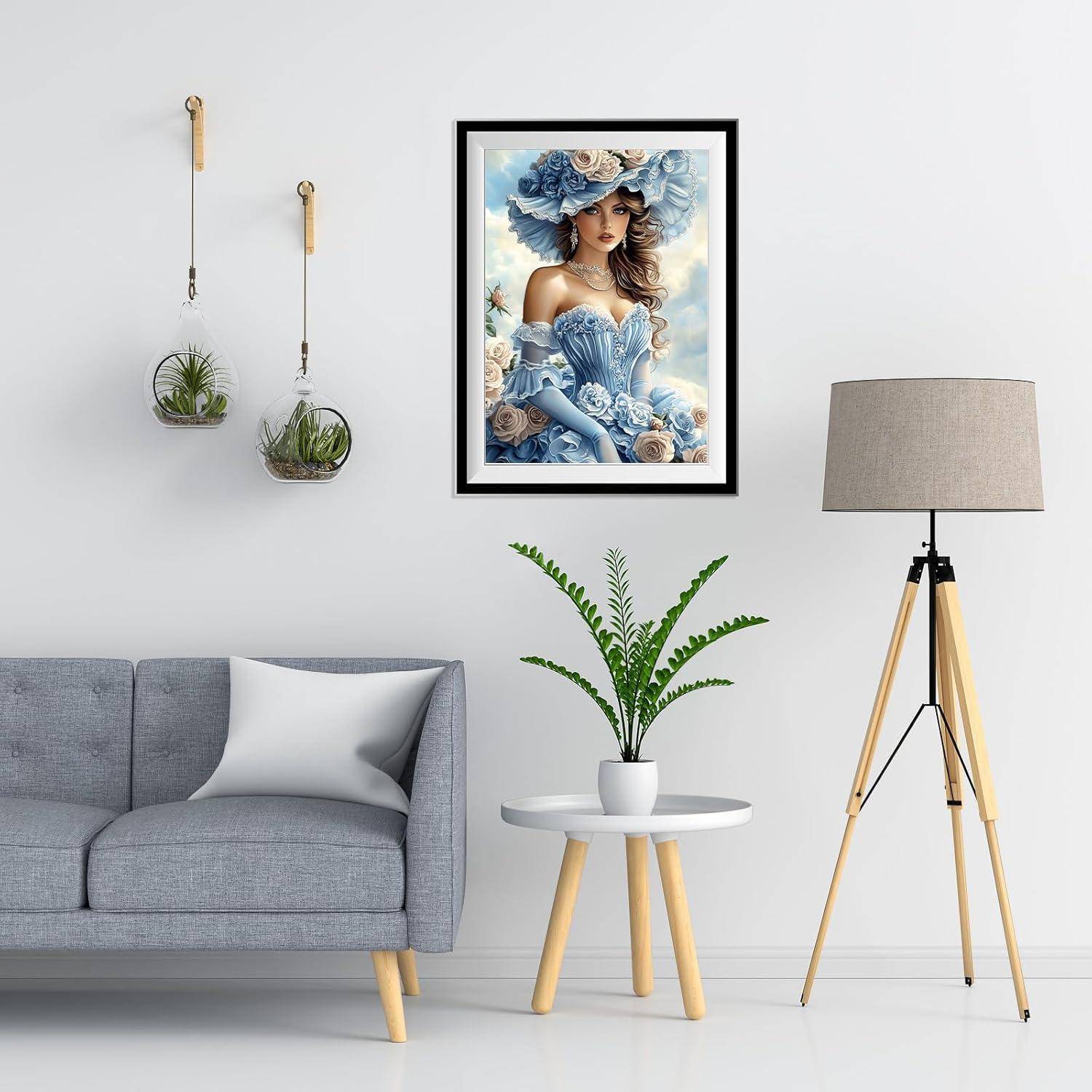 Ein modernes Wohnzimmer mit einem grauen Sofa, gerahmtem blauem Porträt über einem Beistelltisch mit einer Pflanze, an der Wand befestigten Blumenkübeln und einer Stehleuchte auf Dreibeingestell.