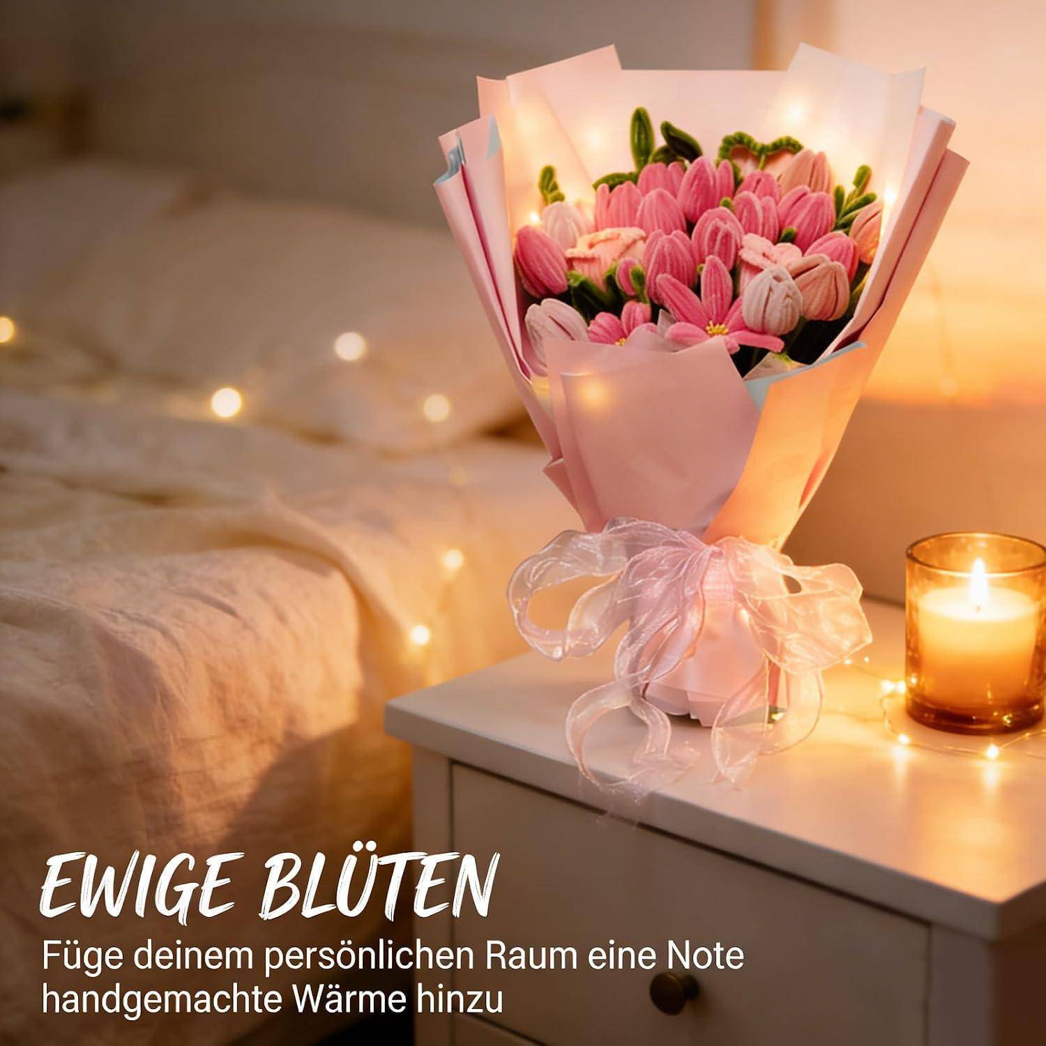 Strauß aus rosa Tulpen in zarter Umhüllung auf einem Nachttisch neben einer brennenden Kerze, mit deutscher Text, die handgemachte Wärme für einen persönlichen Raum bewirbt.