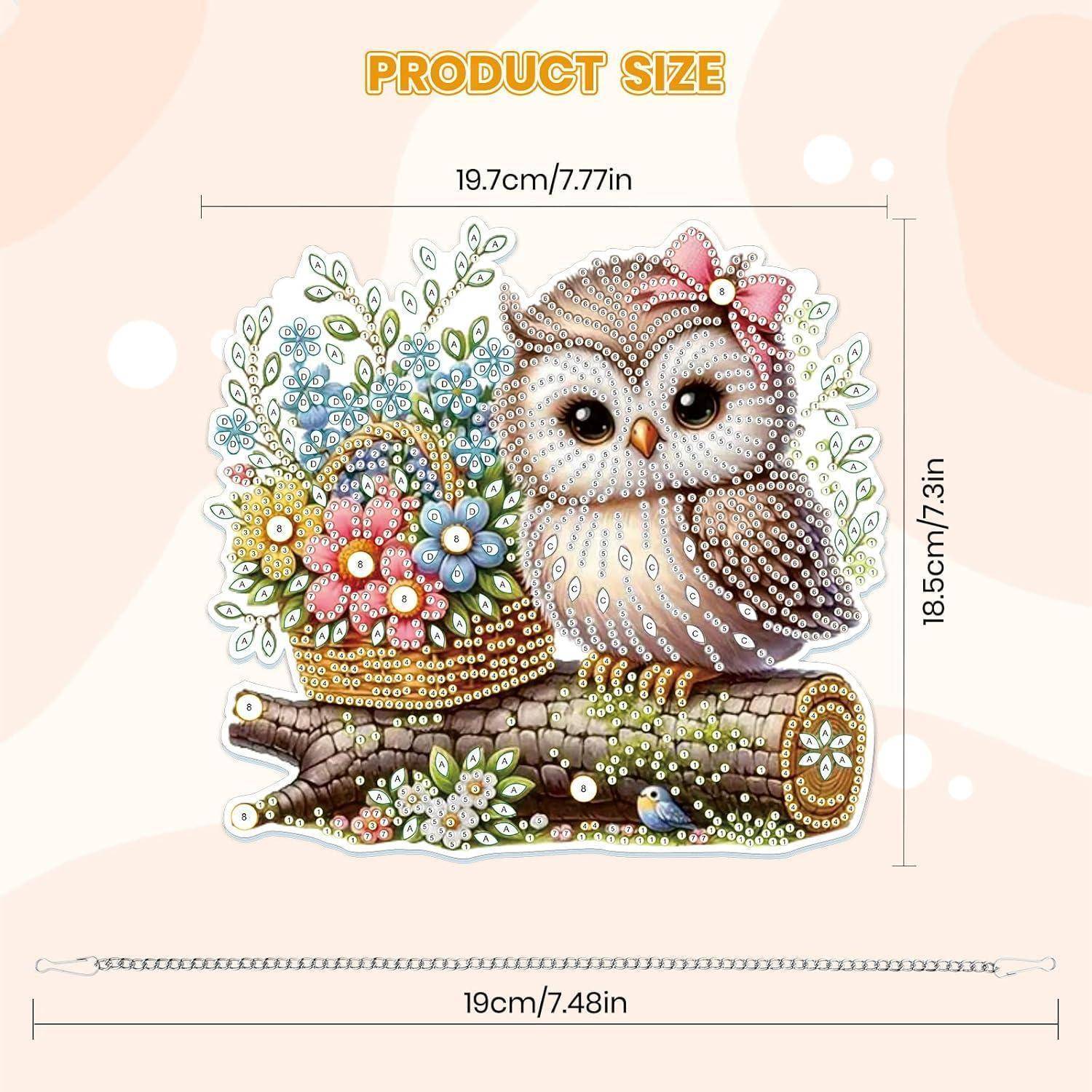 Produktgrößendiagramm mit einer dekorativen Eule mit Blumen auf einem Baumstamm; Abmessungen sind 19,7 cm breit, 18,5 cm hoch und Kettenlänge 19 cm.