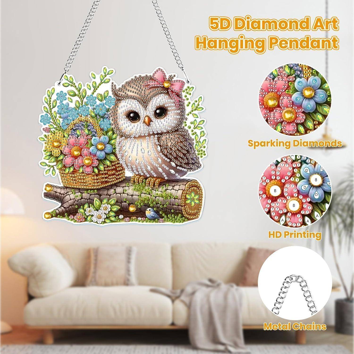 Werbebild eines 5D-Diamantkunst-Hängependants mit einer geschmückten Eule neben einem Blumenkorb auf einem Ast, mit Nahaufnahmen von funkelnden Diamanten, HD-Druck und Metallketten.
