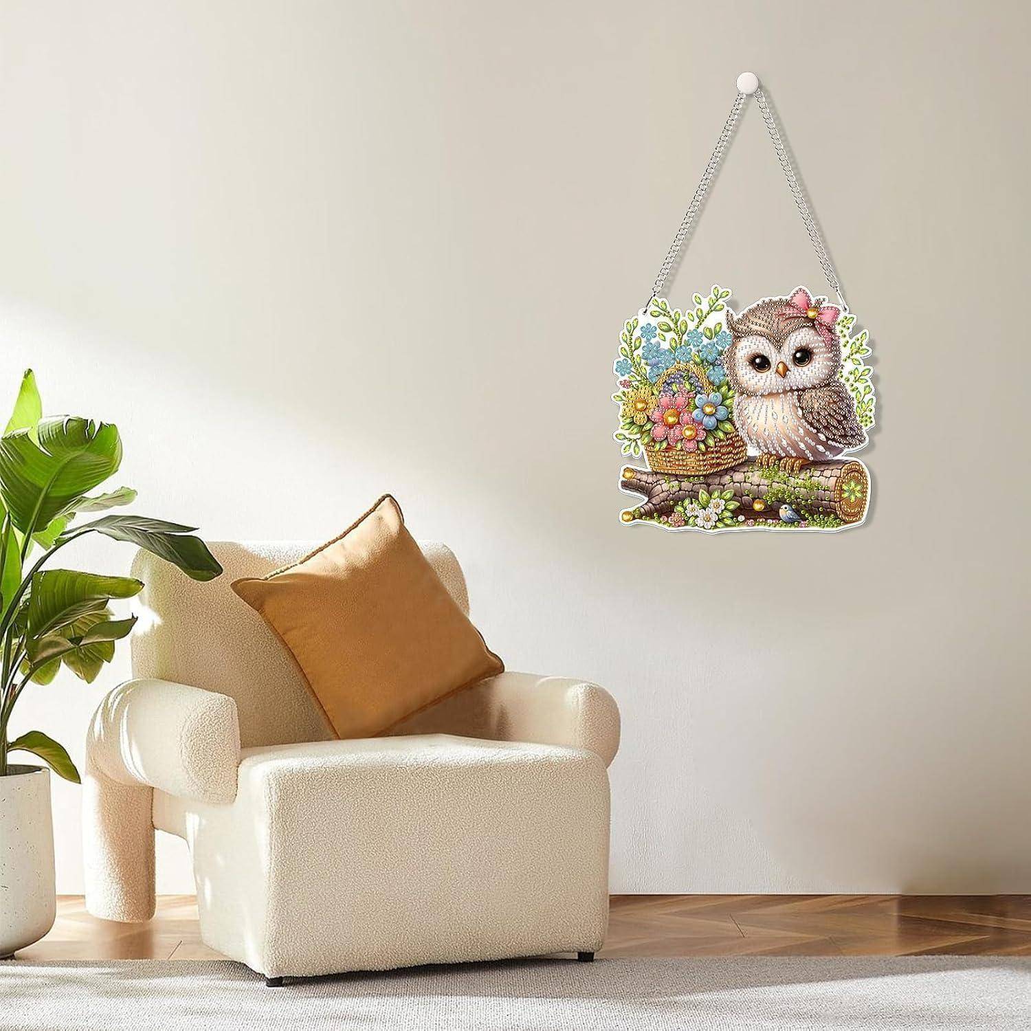 Wohnzimmer mit cremefarbenem Sessel und Topfpflanze; eine Eulen-Wanddekoration mit Blumen hängt an der leeren Wand.