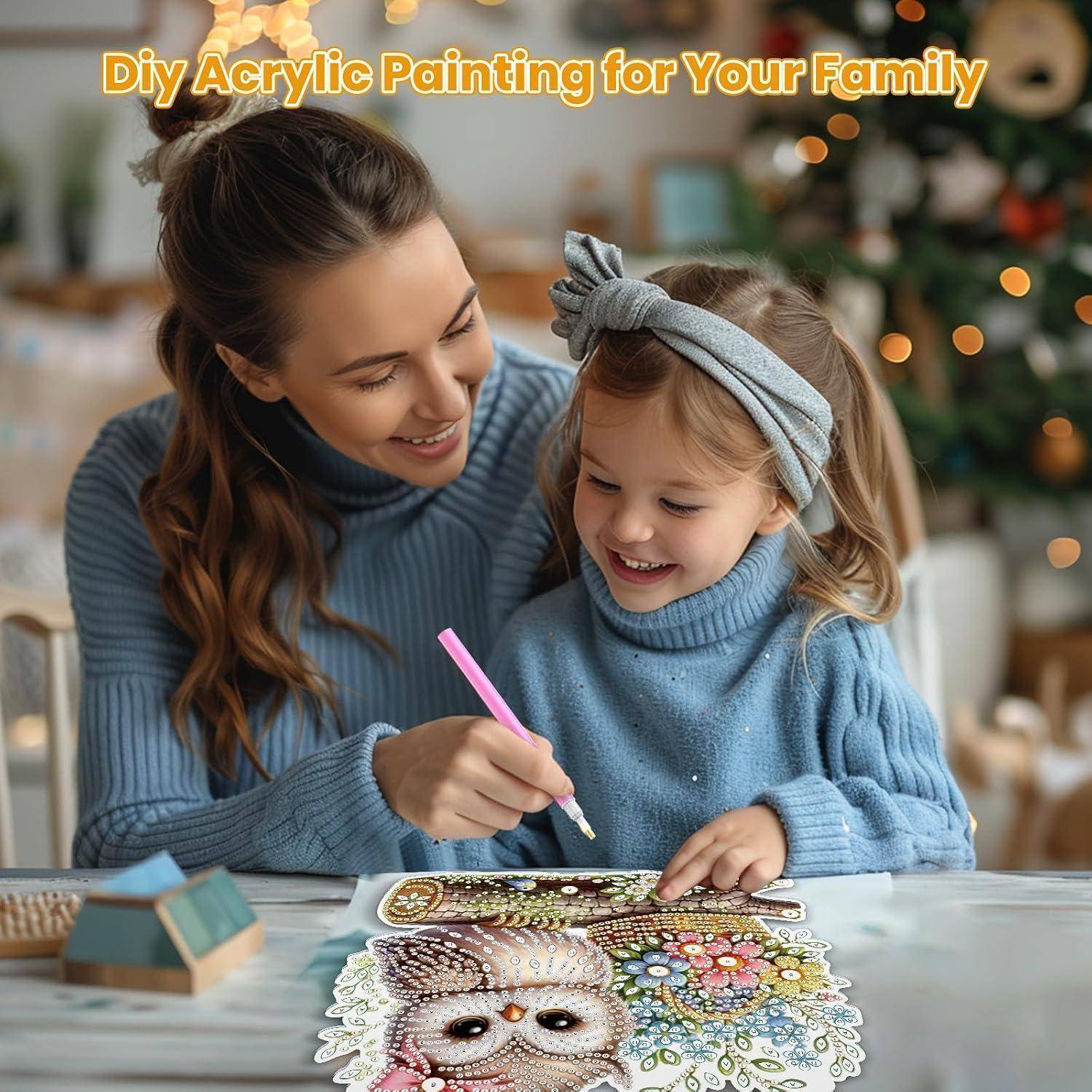 Mutter und kleine Tochter malen gemeinsam an einem Tisch an einem bunten Eule-Kunstwerk, mit dem Text „DIY-Acrylmalerei für Ihre Familie