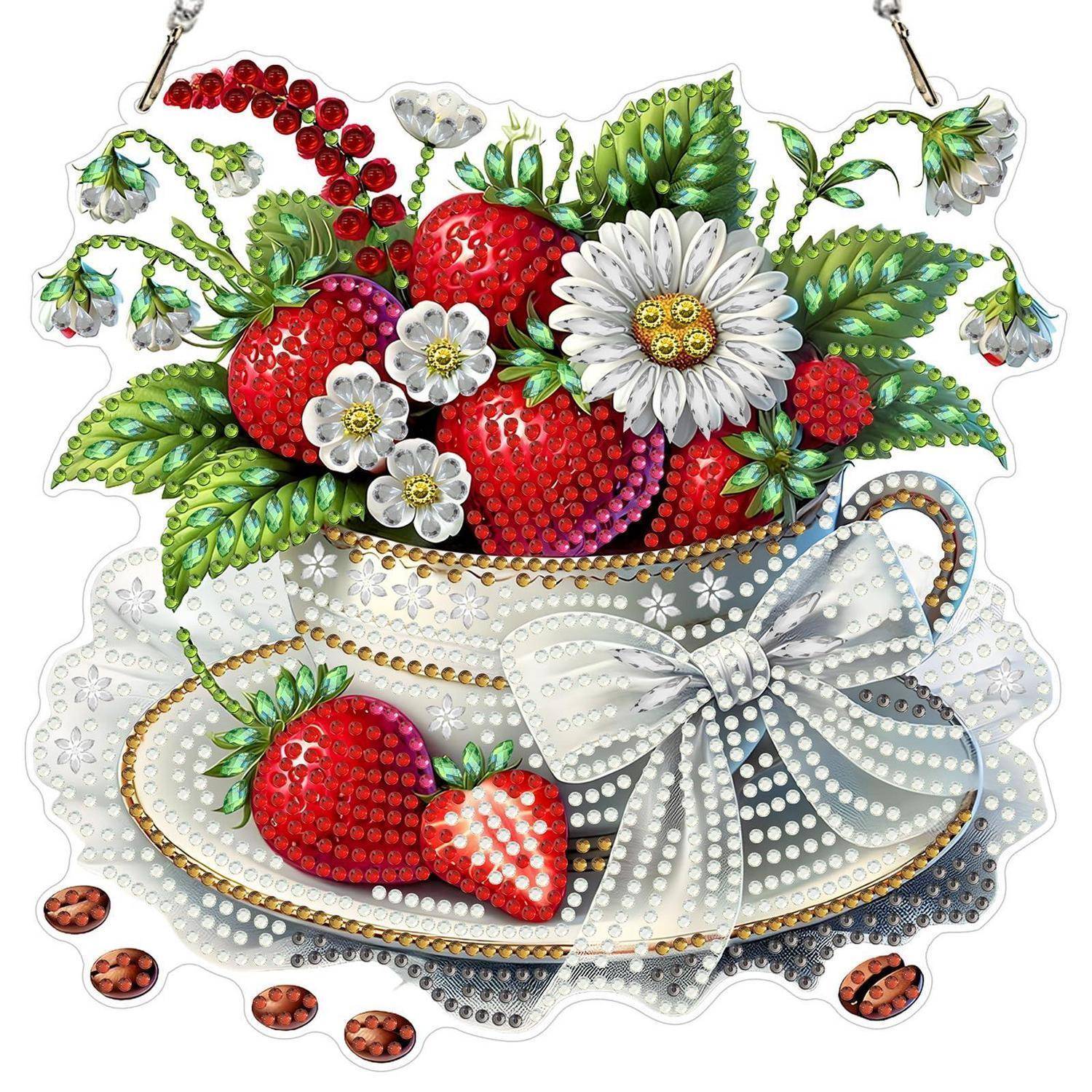 Dekorativer Schmuck-Aufkleber mit Erdbeeren und Gänseblümchen in einer Teetasse mit einer großen weißen Schleife, umgeben von Blättern und Beeren.