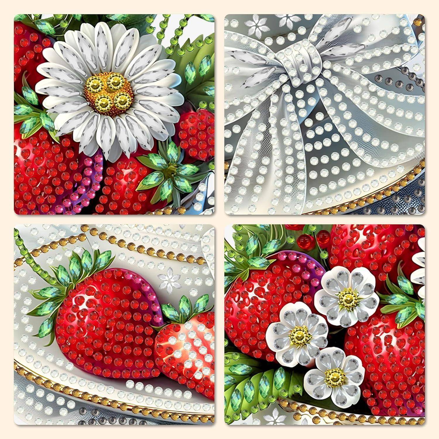 Vier dekorative Kunstpaneele mit Strasssteinen, die Erdbeeren und weiße Blumen zeigen, plus eine silberne Schleife aus Schleifenband.