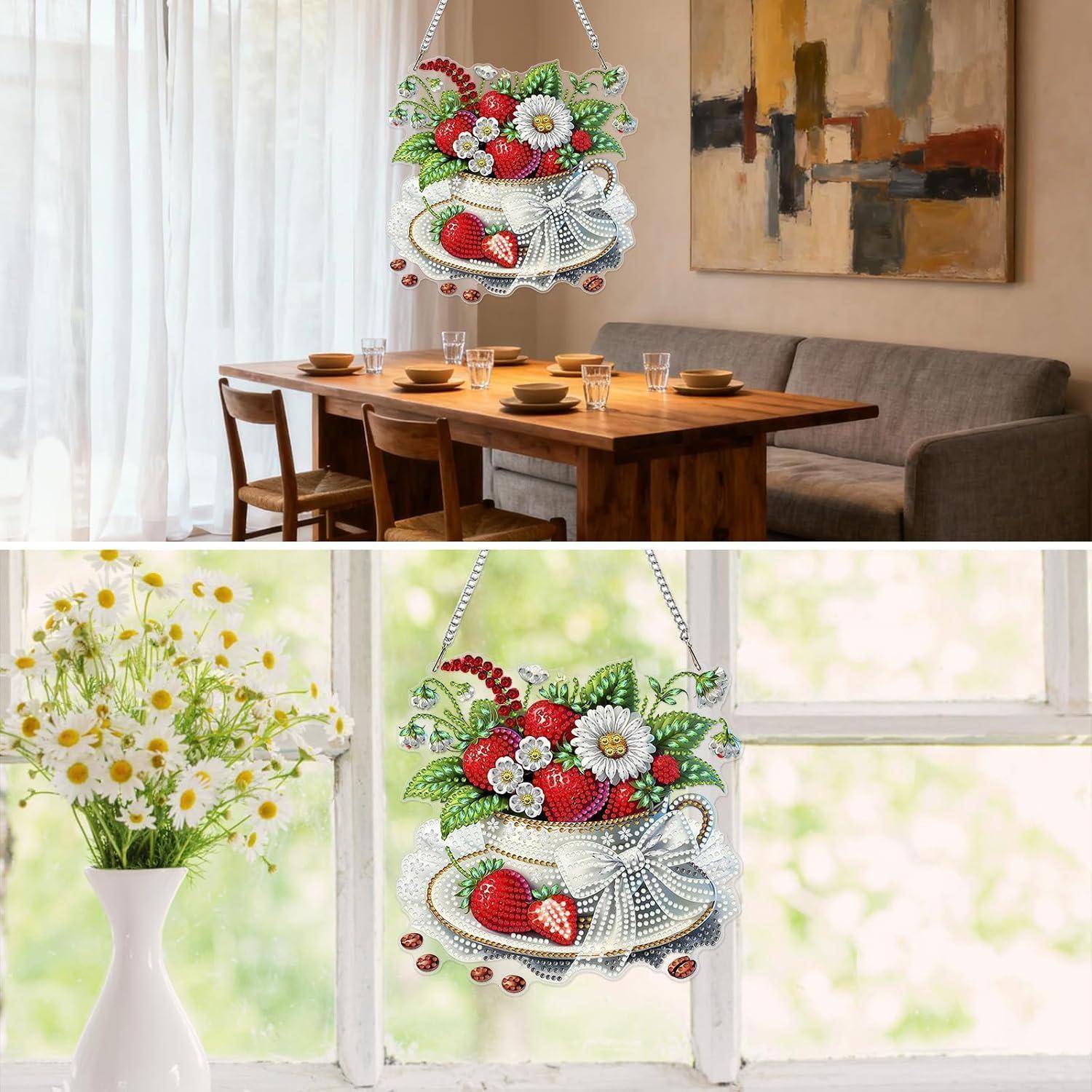 Dekoratives Erdbeerdessert-Ornament, das in einem Esszimmer und Fenster hängt, neben einer Blumenvase, gezeigt als Raumdekoration.
