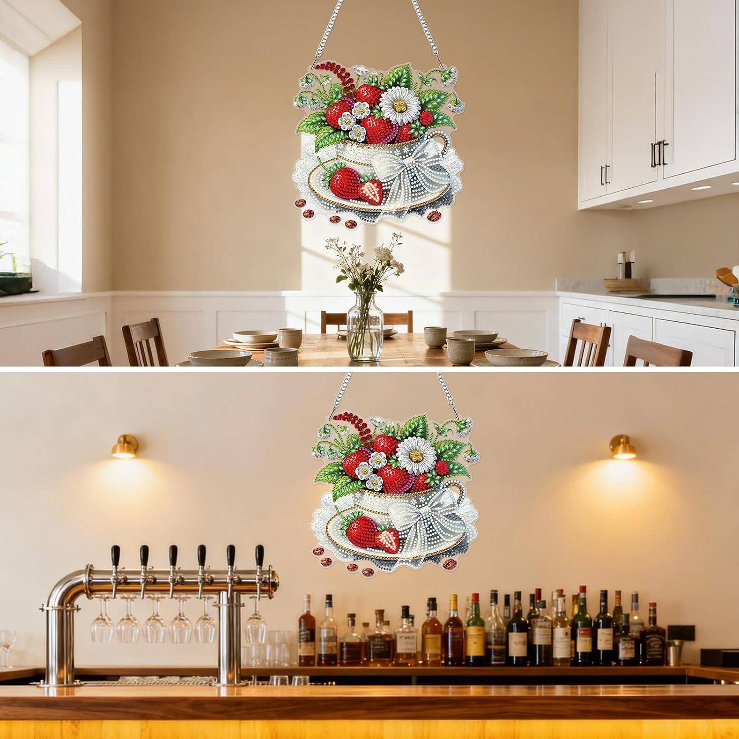 Ein farbenfroher Perlenobst- und Blumenschmuck hängt über einem Esstisch auf dem oberen Foto und über einer Hausbar auf dem unteren Foto.