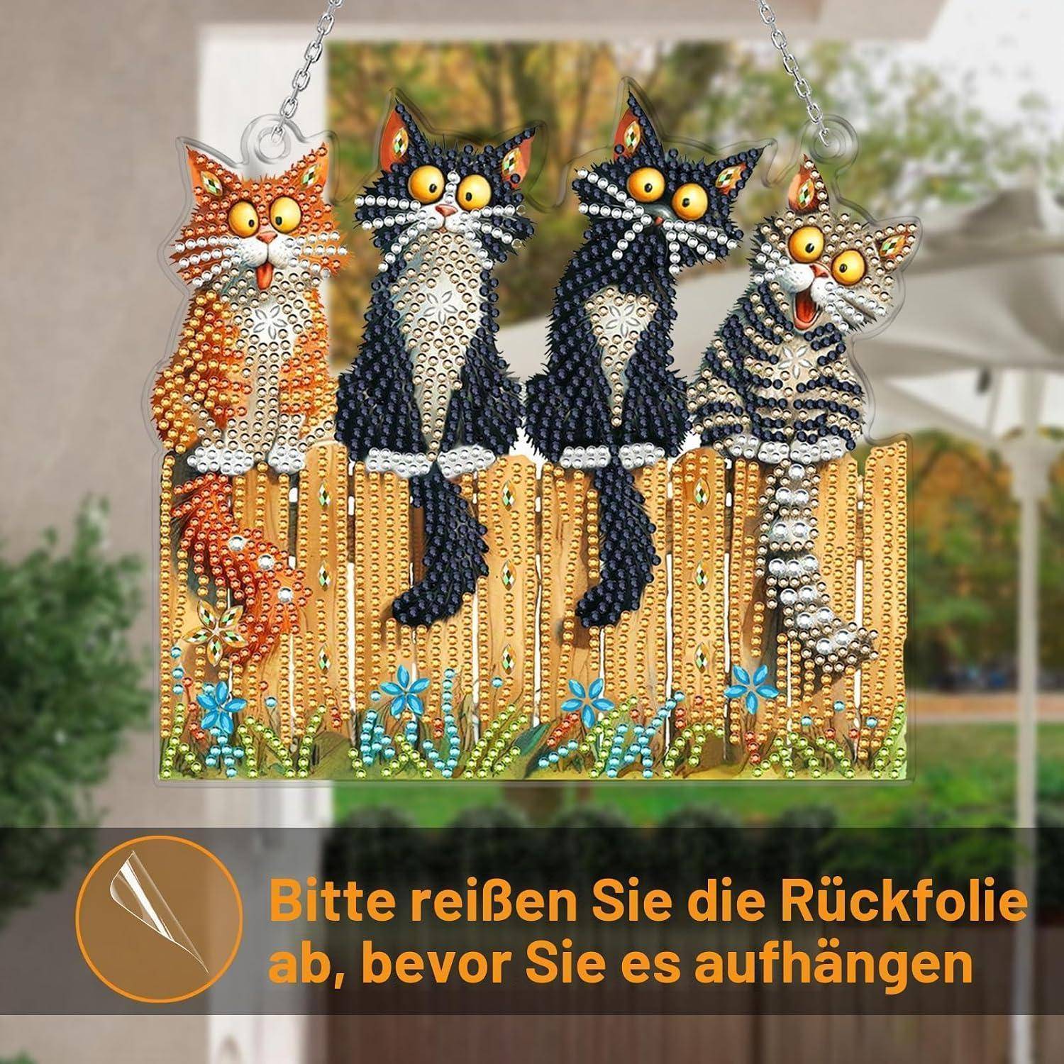 Vier perlenbesetzte Katzen auf einem Zaun Handwerk Ornament mit deutschem Text, „Bitte reißen Sie die Rückfolie ab, bevor Sie es aufhängen